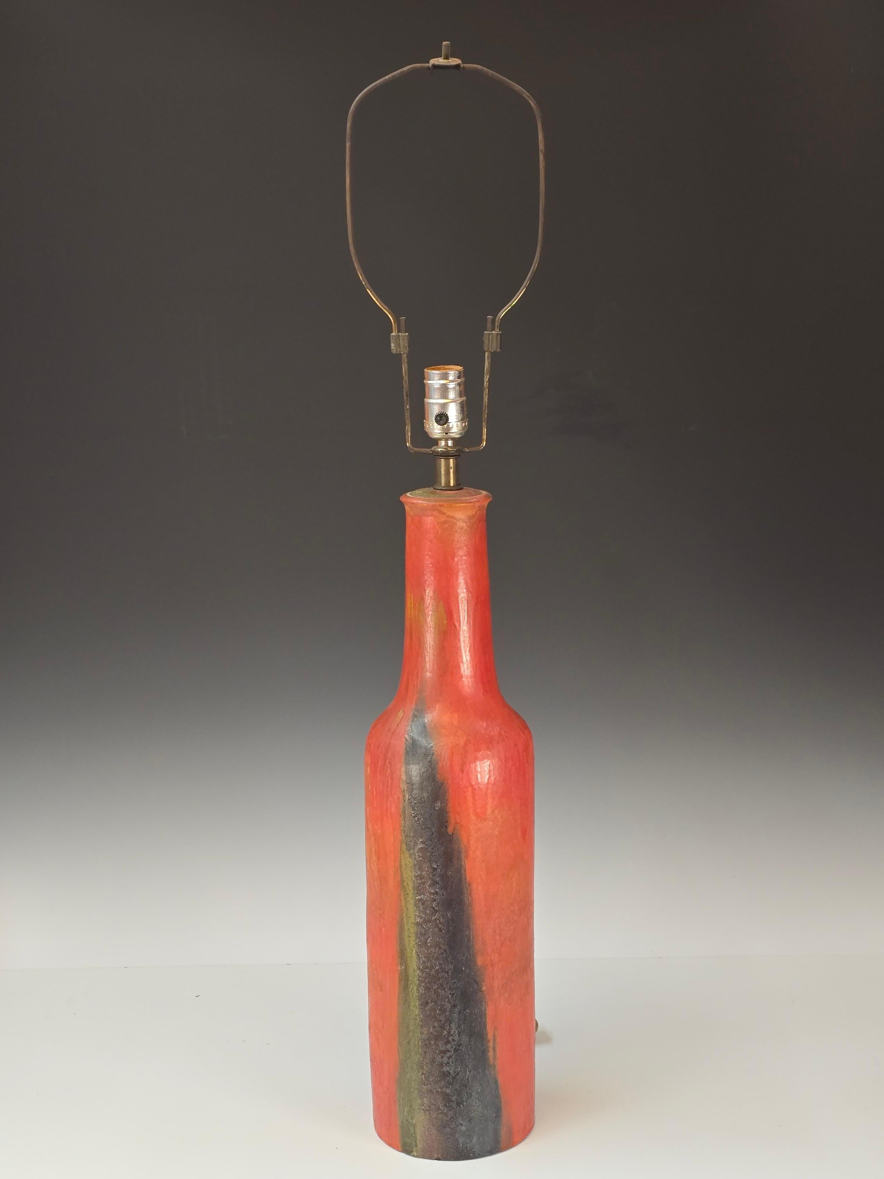 Superbe glaçure à la flamme d'un rouge orange intense avec une grande marque noire violacée sur la face avant.   La lampe est une incroyable Fantoni.   Voir état/photos car la partie inférieure a été enlevée lors du câblage d'origine.