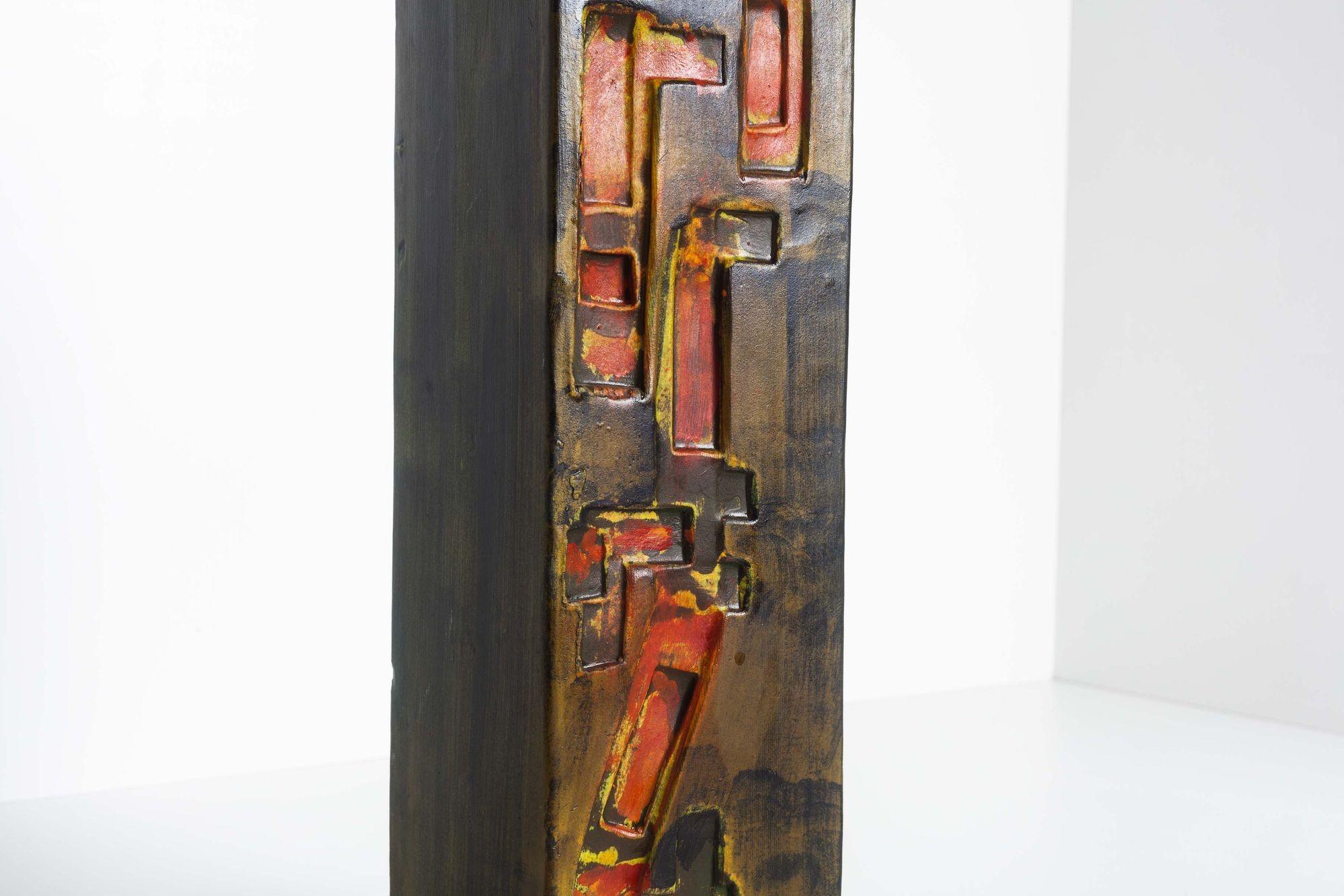 Vaso di Marcello Fantoni per Raymor, Italia, 1950
Vaso alto in ceramica con quadrati geometrici astratti disposti in un ritmo apparentemente casuale. Un esempio straordinario del lavoro di Fantoni a metà del secolo scorso per Raymor, che bilancia la