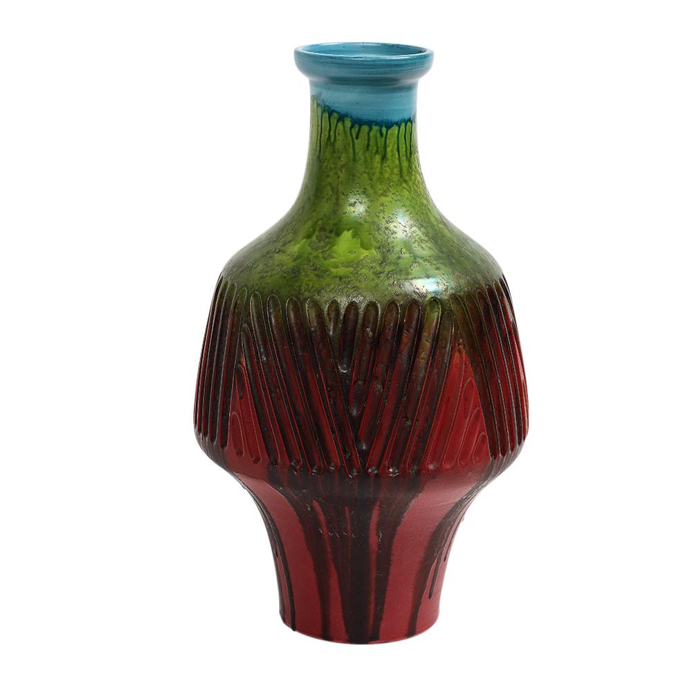 Vase Marcello Fantoni, grès, incisé, rouge, vert, bleu, glaçure goutte à goutte, signé. Vase de grande taille avec un centre décoré par incision, une lèvre évasée et un fond effilé. Émaillé en trois couleurs :  rouge bordeaux, vert mousse et bleu