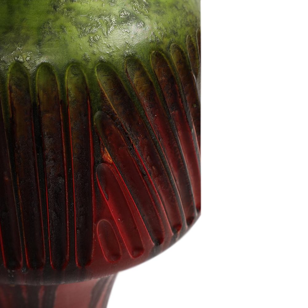 italien Vase Marcello Fantoni, grès incisé, rouge, vert, bleu, glaçure à gouttes, signé en vente