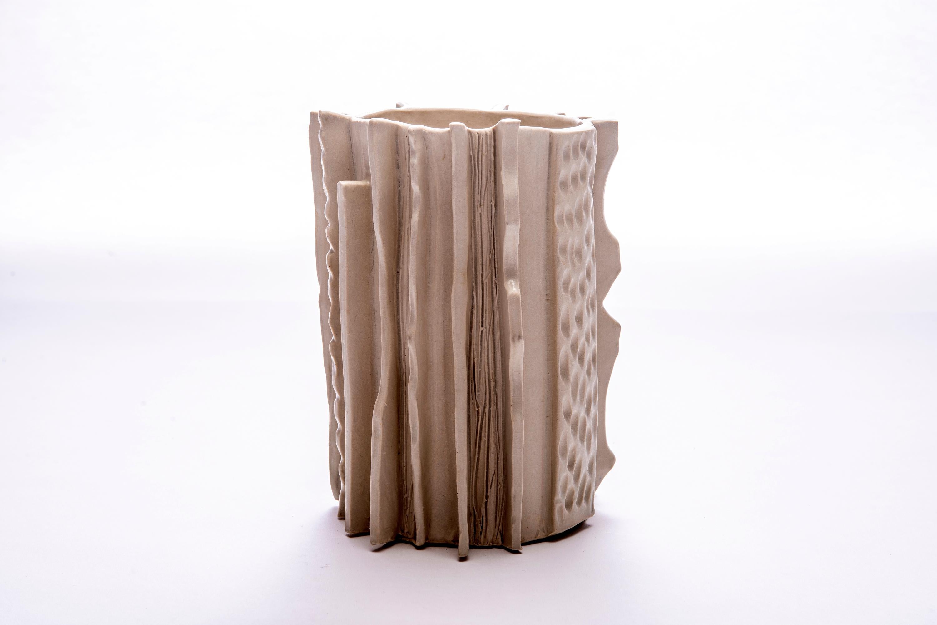 Trish DeMasi
Marcello, 2020
Glasierte Keramik
8 x 6 x 6 Zoll

Die Moderno-Kollektion von Trish DeMasi zeichnet sich durch geometrische Formen, üppige Texturen und angenehme neutrale Farben in Form von glasierten Keramikgefäßen und Dosen aus.