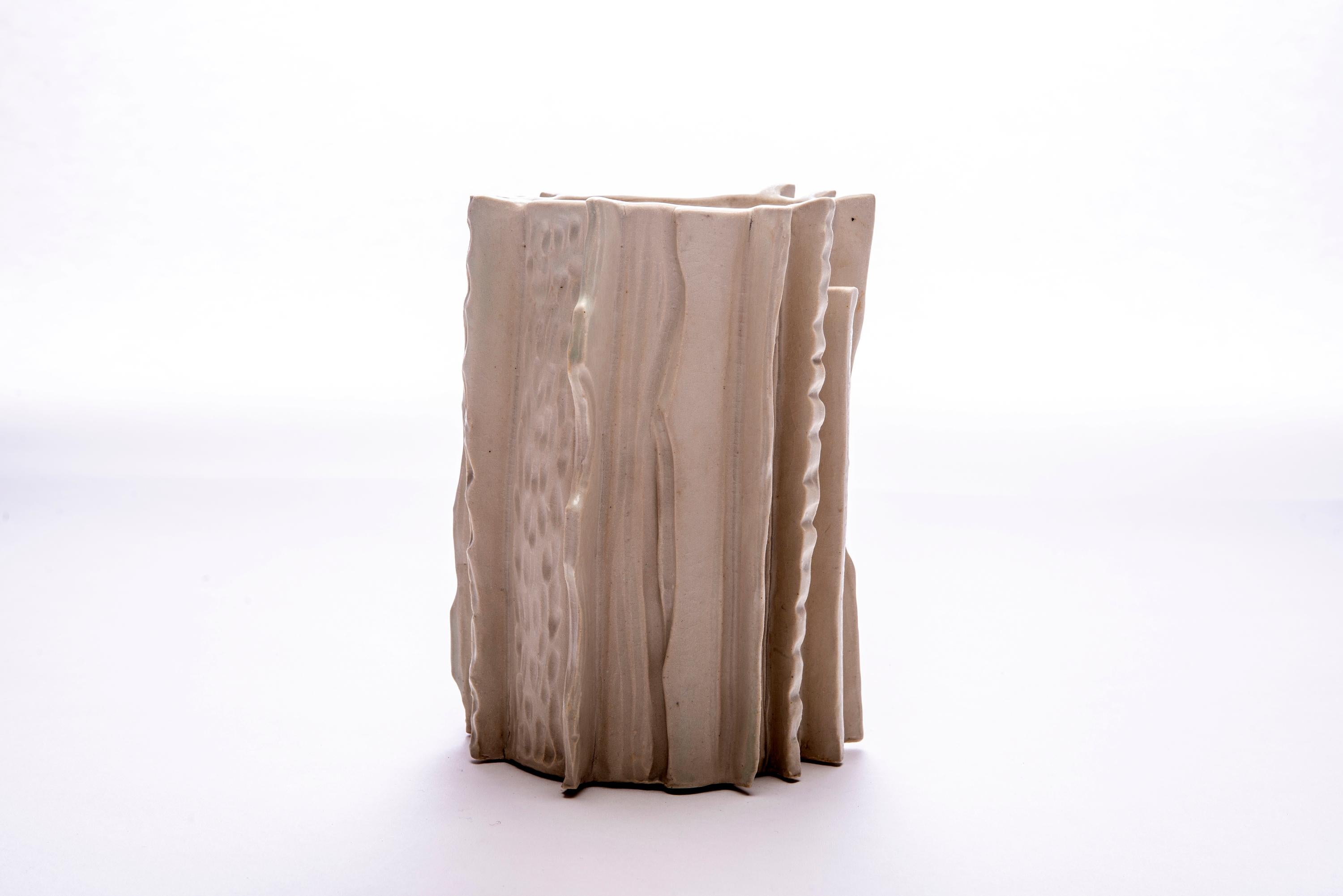 Marcello-Gefäß aus glasierter Keramik aus der Moderno-Kollektion von Trish DeMasi (Glasiert) im Angebot