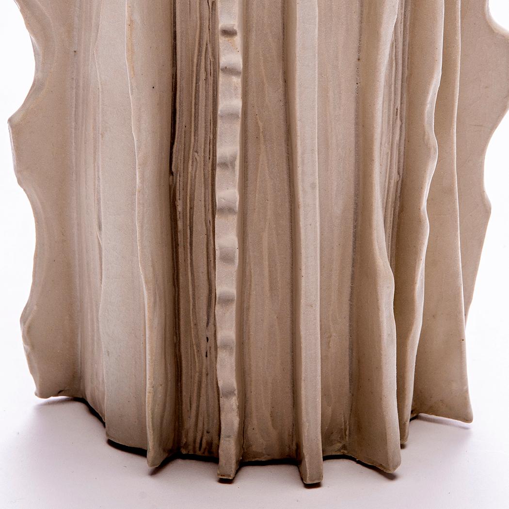 Marcello-Gefäß aus glasierter Keramik aus der Moderno-Kollektion von Trish DeMasi (21. Jahrhundert und zeitgenössisch) im Angebot