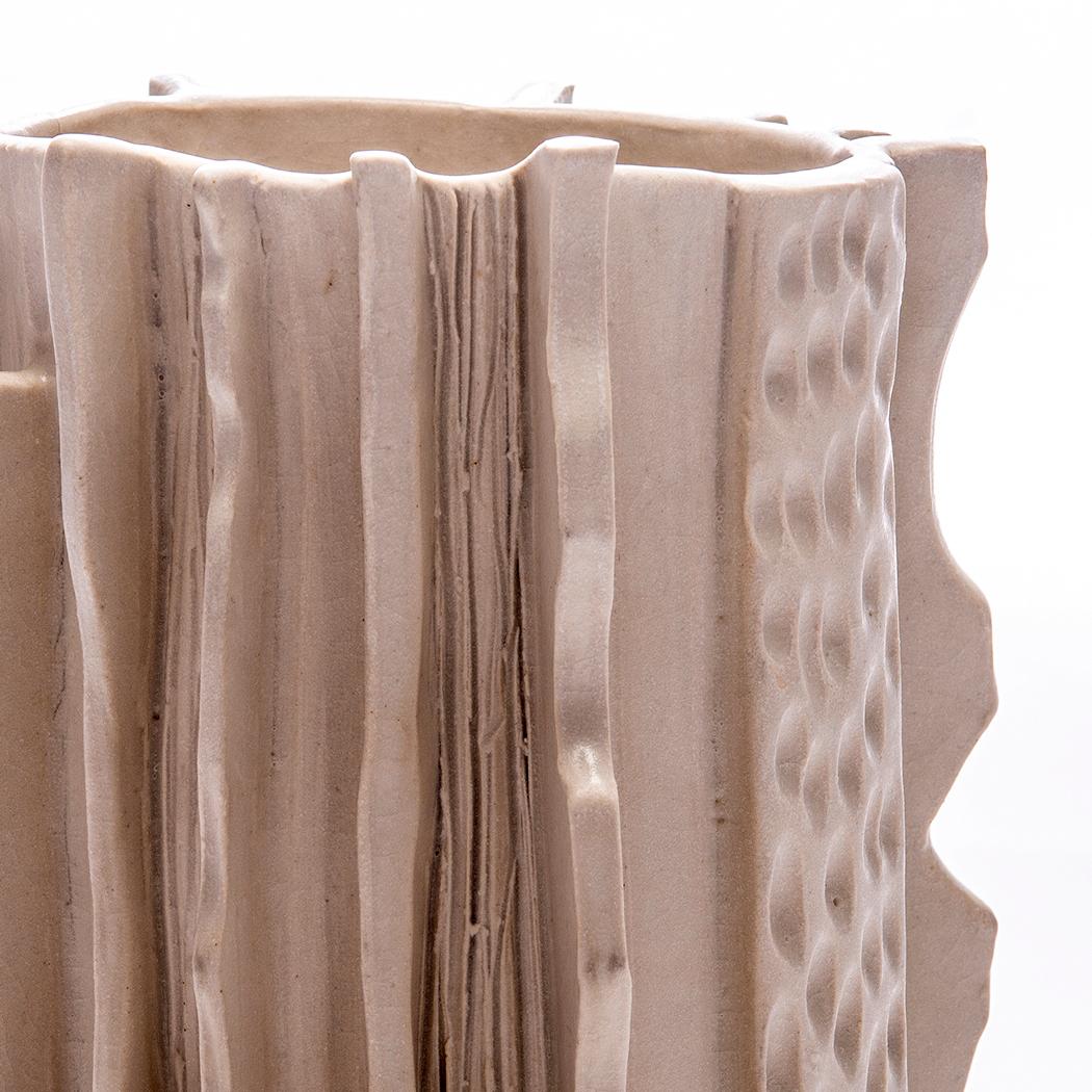Marcello-Gefäß aus glasierter Keramik aus der Moderno-Kollektion von Trish DeMasi im Angebot 1