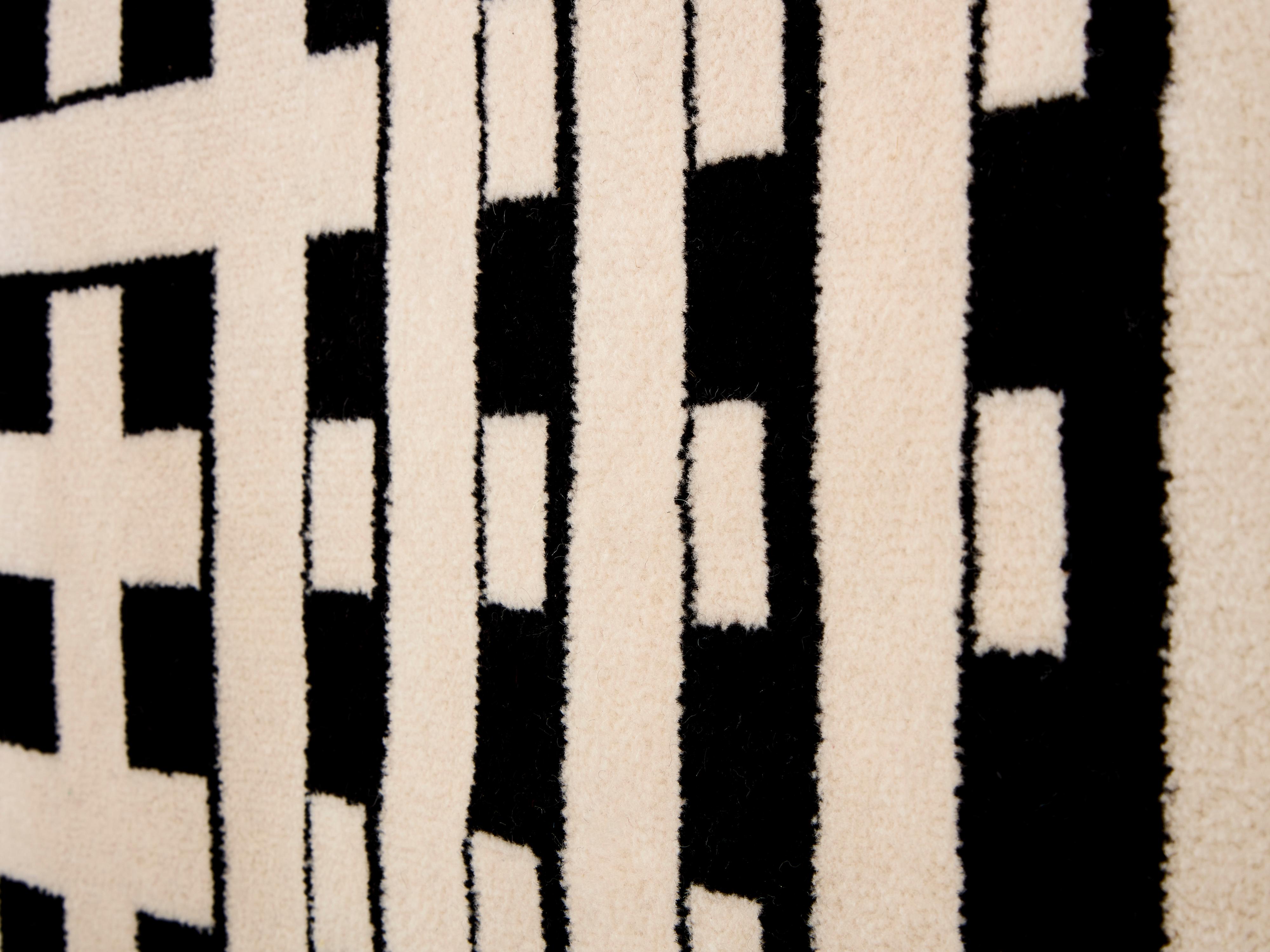 Late 20th Century Marcello Morandini black and beige kinetic tufted wool rug 1989 For Sale