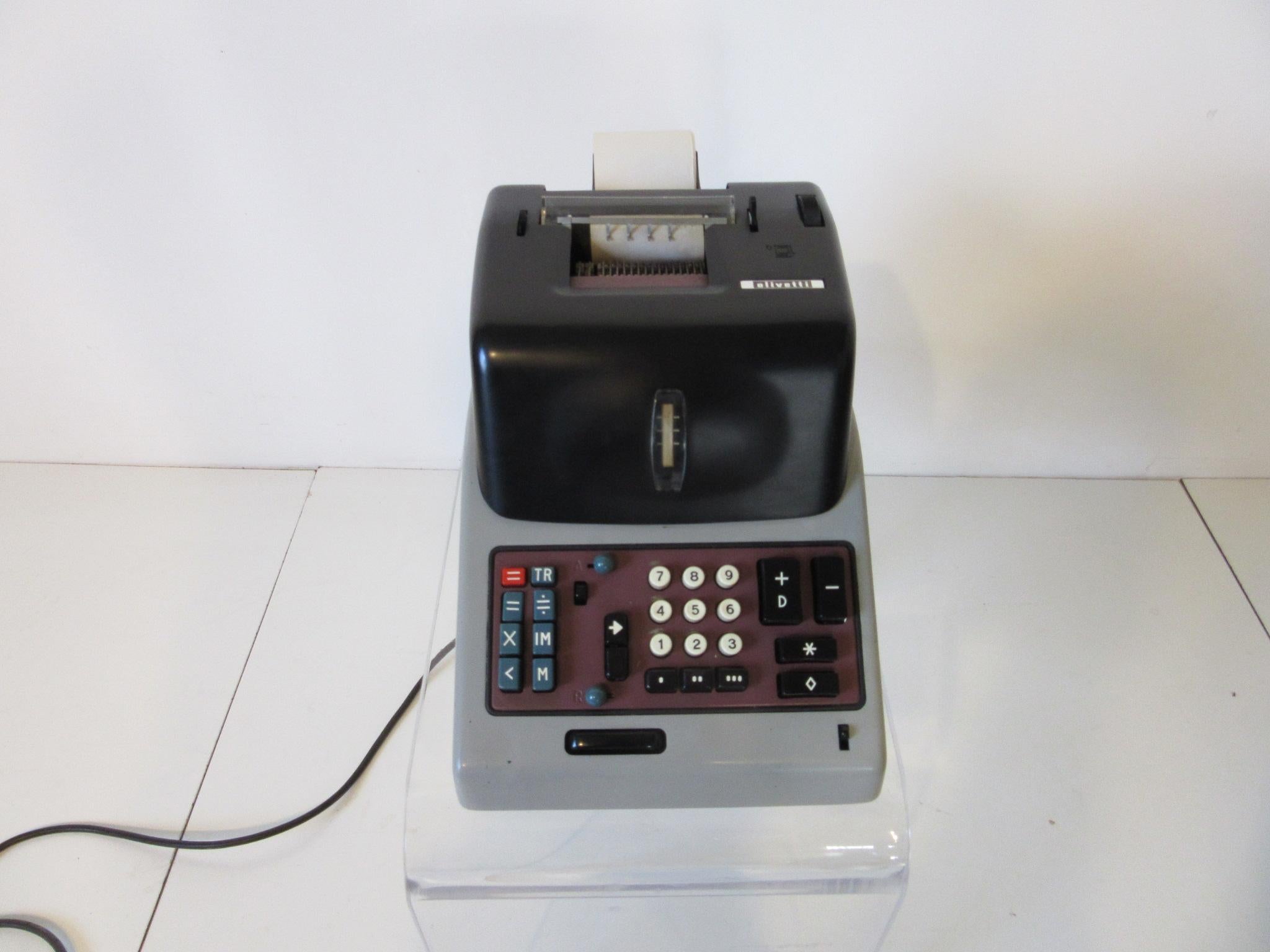 Diese elektrische Rechenmaschine Divisumma 24 ist ein frühes Stück Industriegeschichte, das aufgrund seines innovativen Designs und der Art und Weise, wie es das Büro veränderte, mit dem heutigen I-Phone verglichen werden könnte. Der MC-24 war der