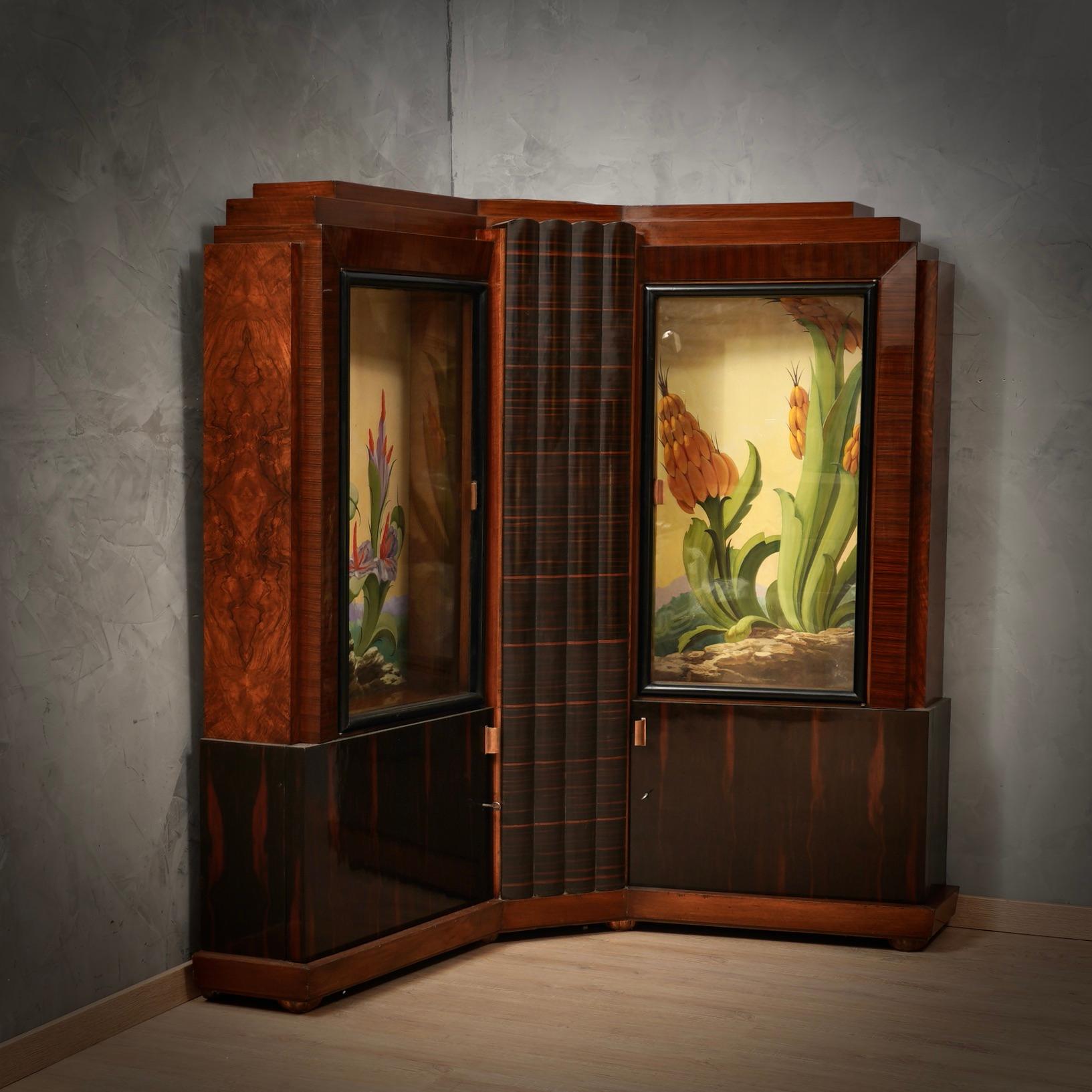 Astonishing corner cupboard attributed to Marcello Piacentini, important Italian furniture veneered in walnut wood, to note its unique design and the two interior paintings, finely painted.

Corner cupboard formed by four doors, two high and two