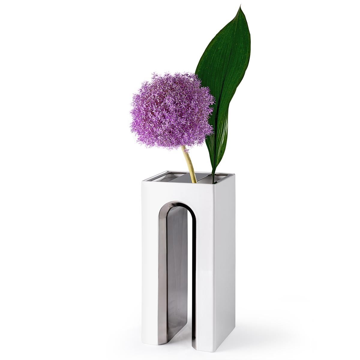 italien Vase à fleurs artisanal Marcello en céramique blanche et détails en platine en vente