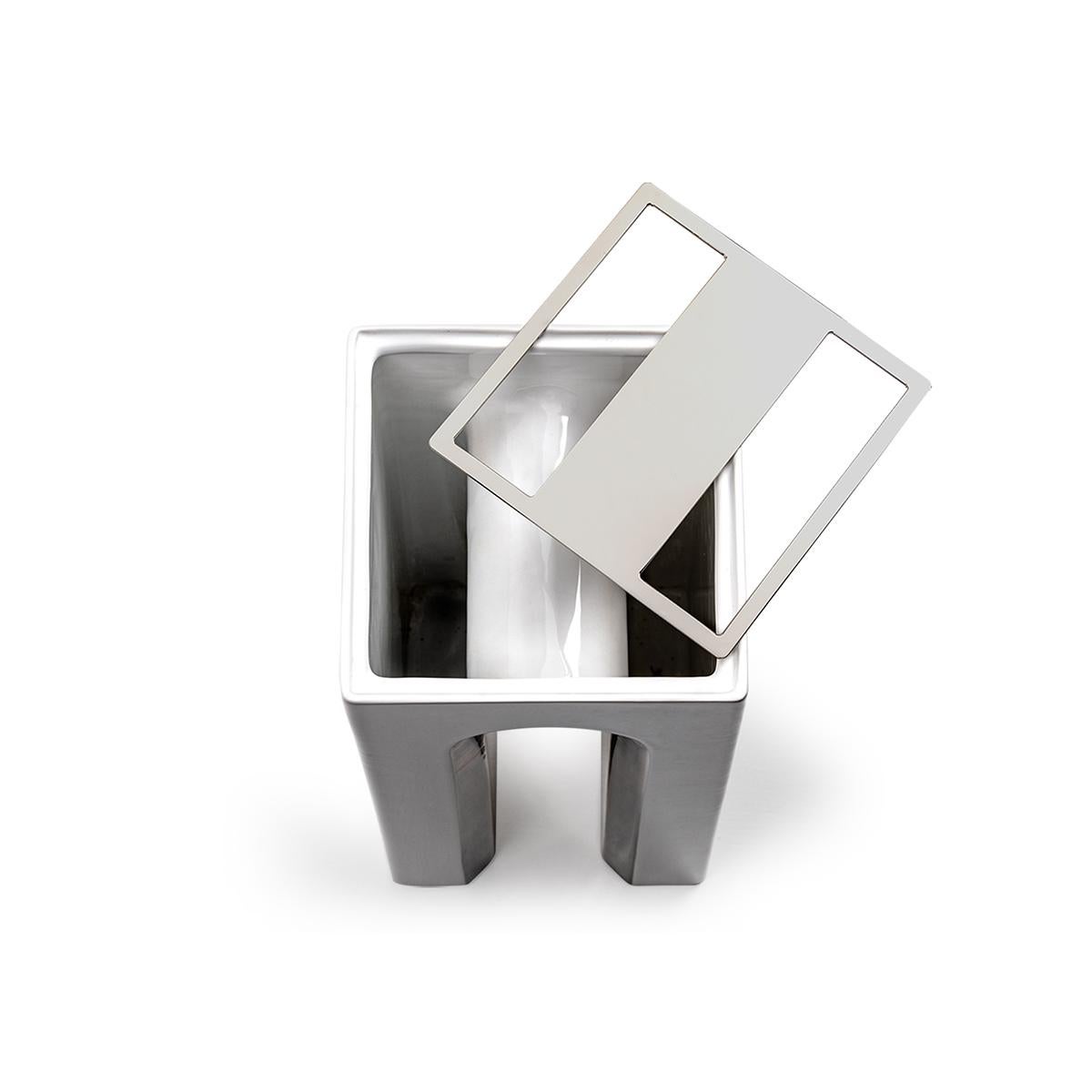 Galvanisé Vase à fleurs en céramique blanche et détails en platine Marcello Handcraft en vente