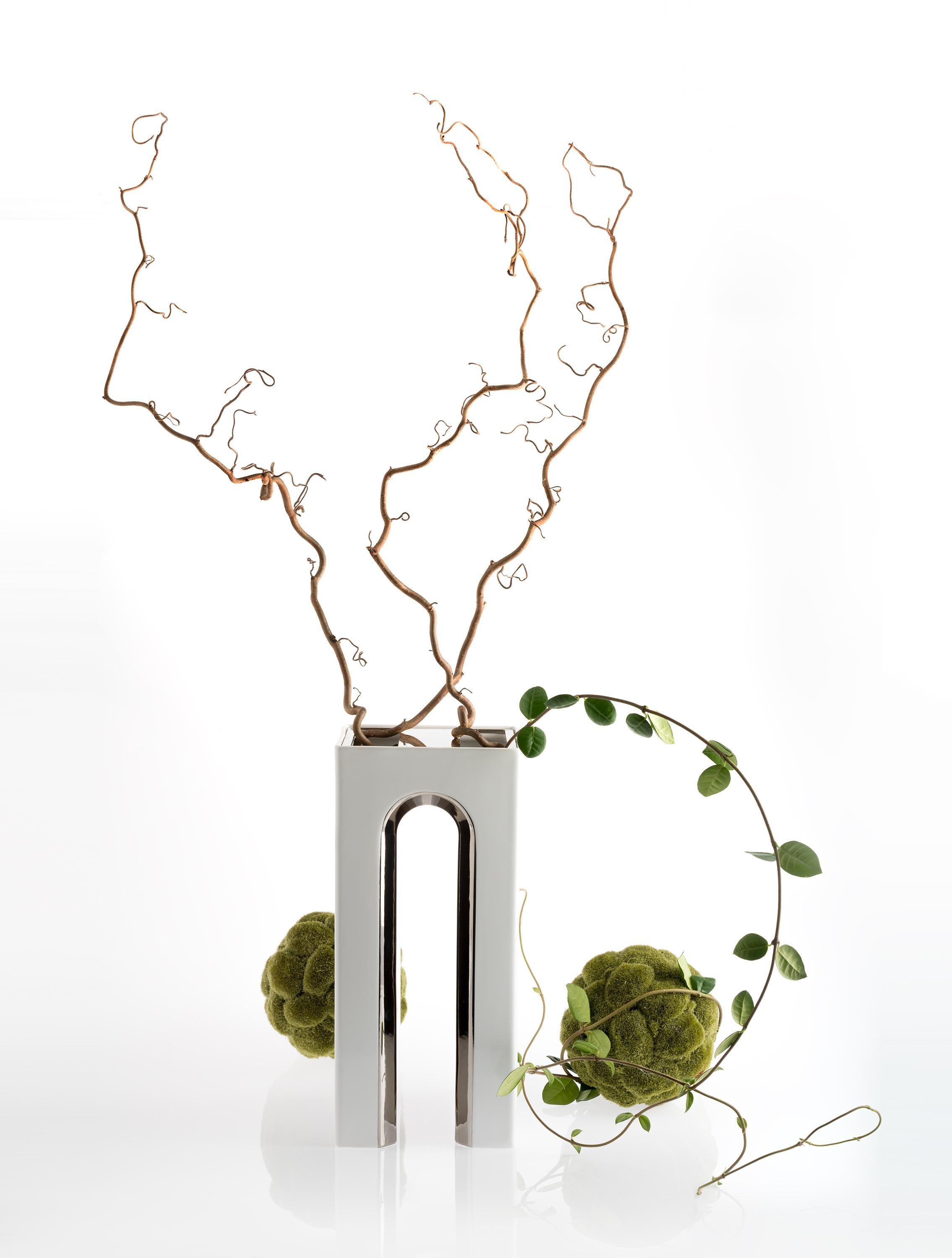 XXIe siècle et contemporain Vase à fleurs artisanal Marcello en céramique blanche et détails en platine en vente