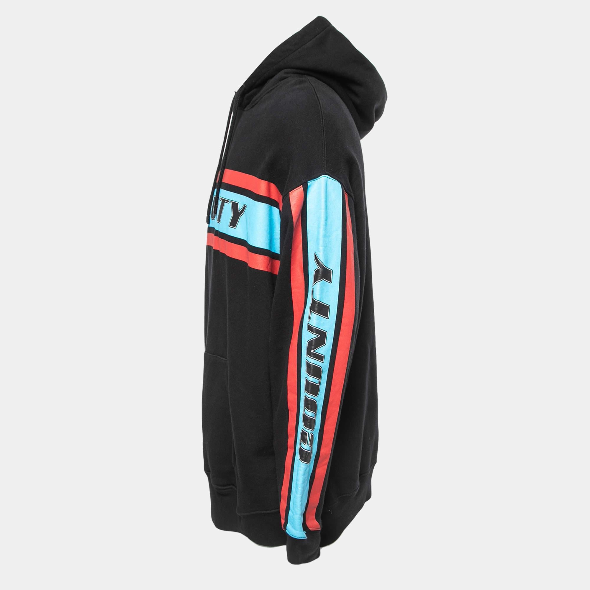 Dieser Kapuzenpullover steht für einen stilvollen und bequemen Stil. Es ist aus weichem Stoff geschneidert, der mit charakteristischen Akzenten hervorgehoben wird.