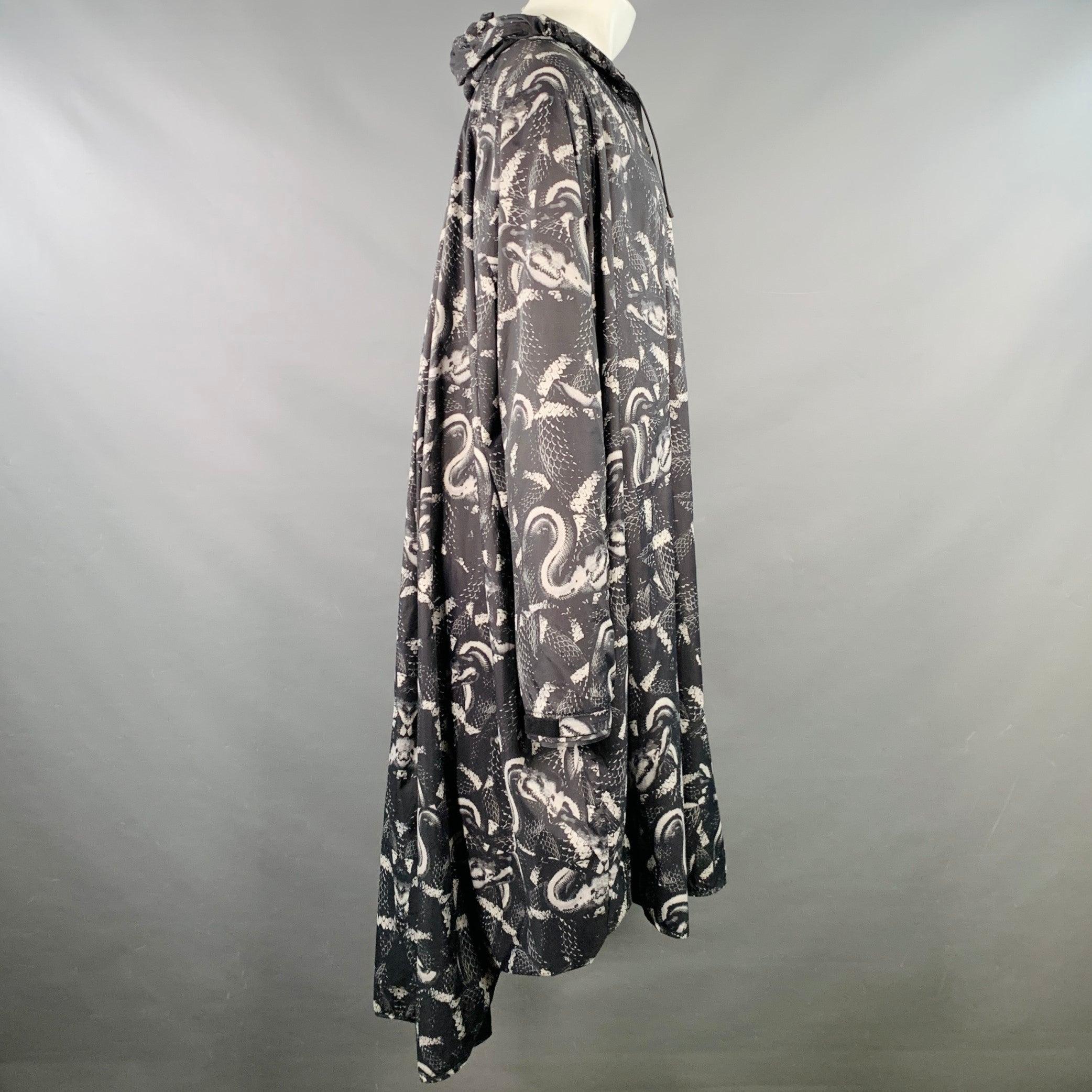 MARCELO BURLON Taille M Imperméable surdimensionné à capuche en polyamide serpent noir et gris Excellent état - En vente à San Francisco, CA