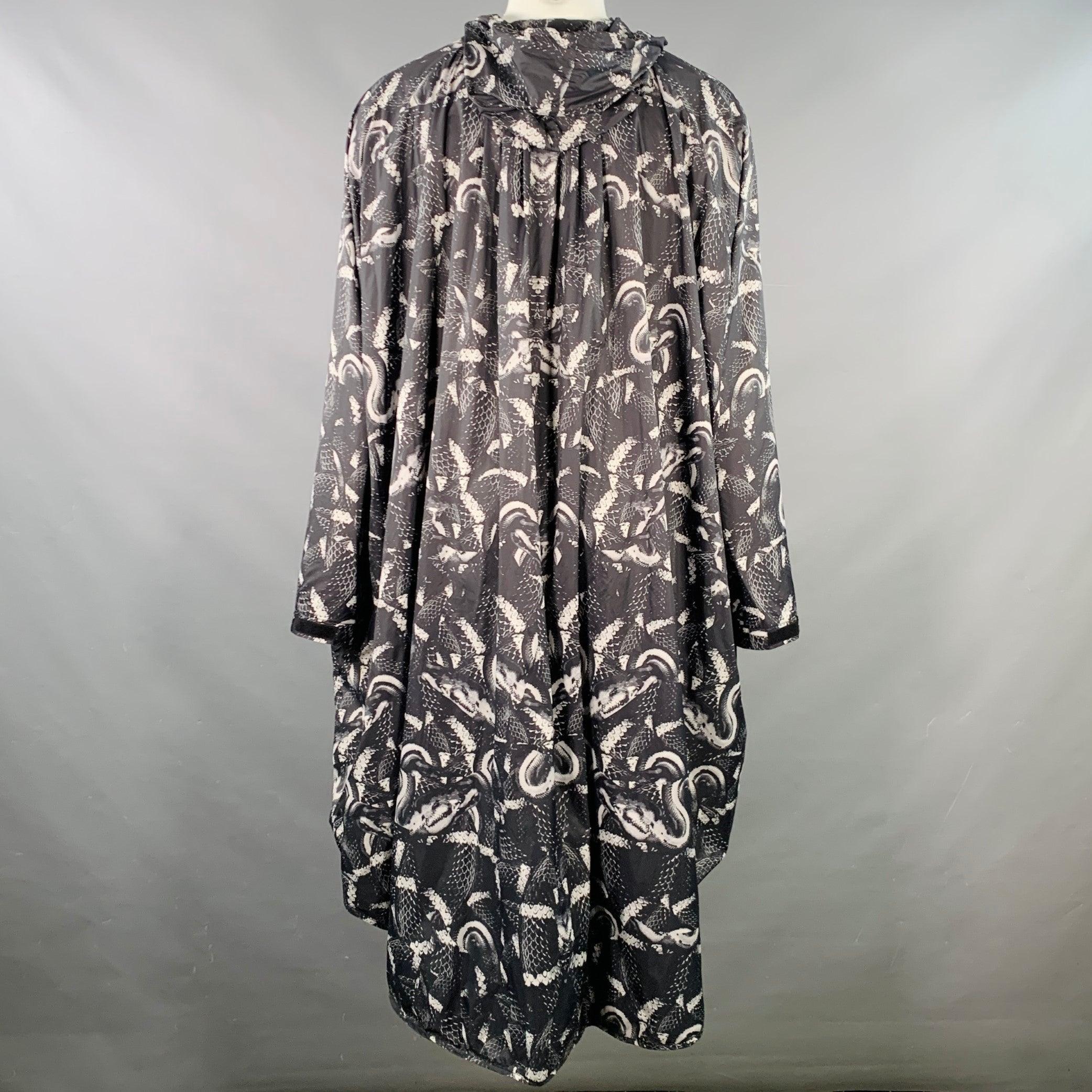 MARCELO BURLON Taille M Imperméable surdimensionné à capuche en polyamide serpent noir et gris Pour hommes en vente