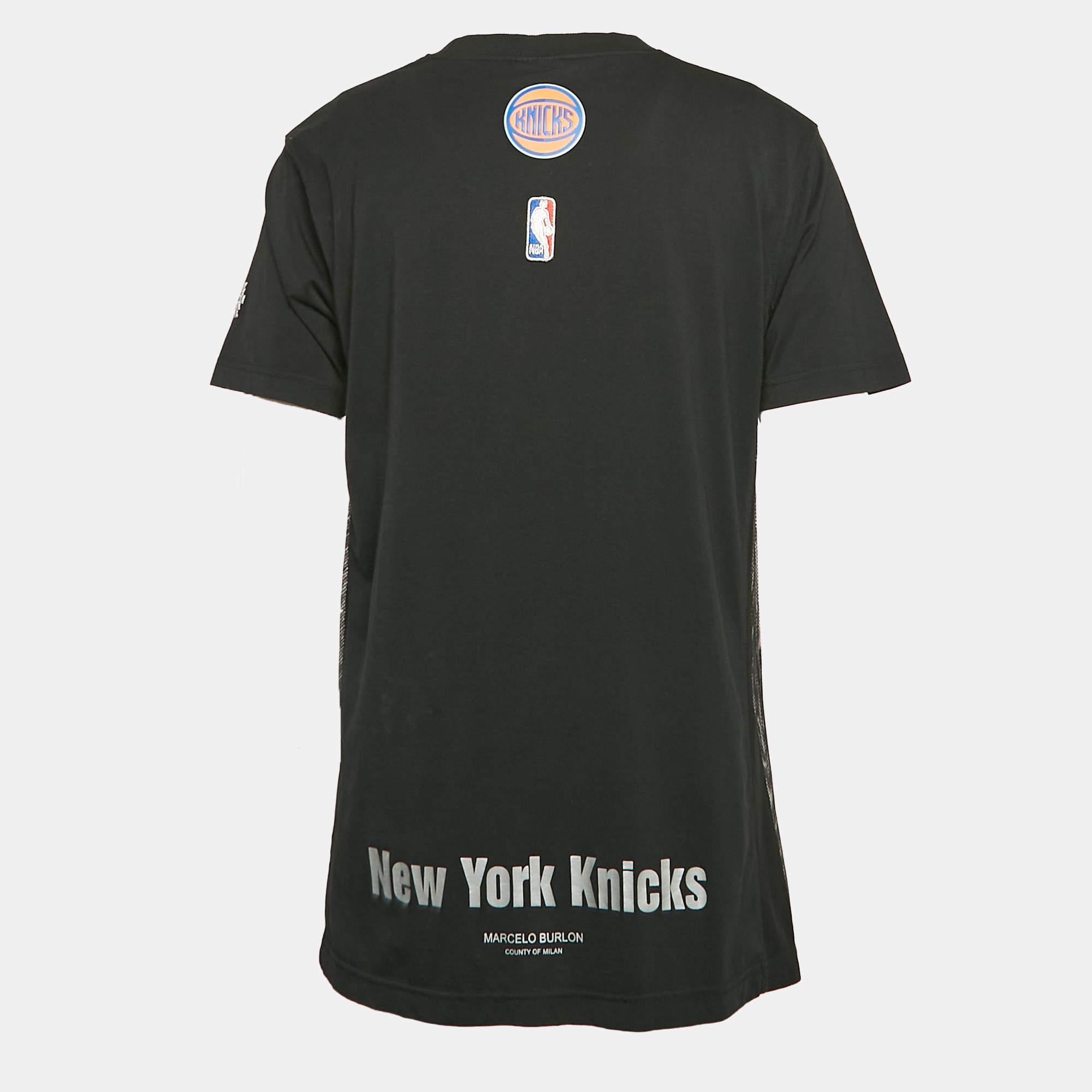 Ob Sie mit Freunden ausgehen oder einfach nur faulenzen wollen, dieses T-Shirt ist vielseitig einsetzbar und lässt sich auf viele Arten stylen. Es wurde aus feinem Stoff hergestellt.