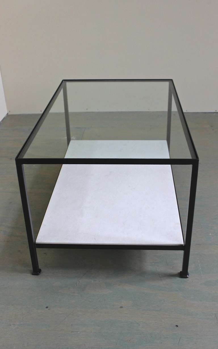Table basse Marcelo avec plateau en verre transparent et étagère en pierre Bon état - En vente à Buchanan, NY