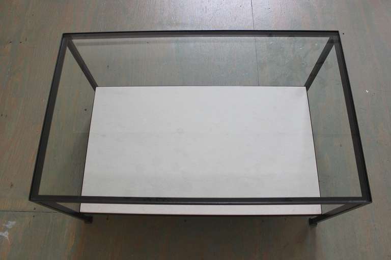 Table basse Marcelo avec plateau en verre transparent et étagère en pierre en vente 1
