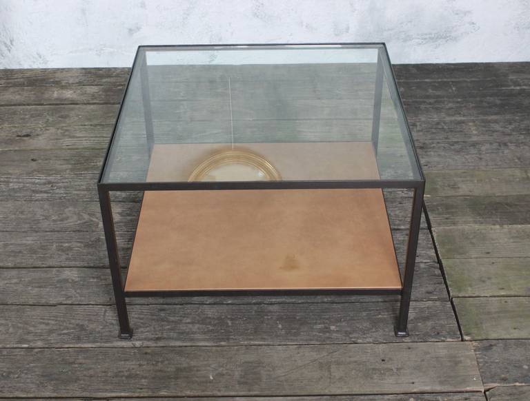 Moderne Table basse Marcelo avec plateau en verre transparent en vente
