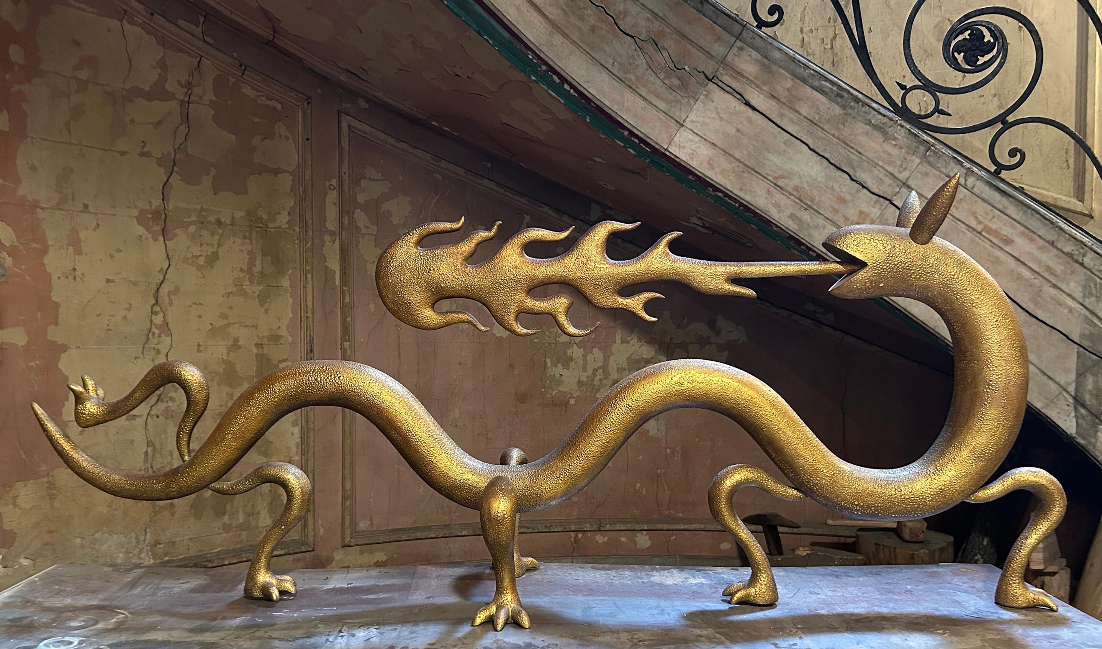 Figurative Sculpture de Marcelo Martin Burgos - Dragona de Marcelo M. Burgos - escultura dragón grande, madera y pan de oro