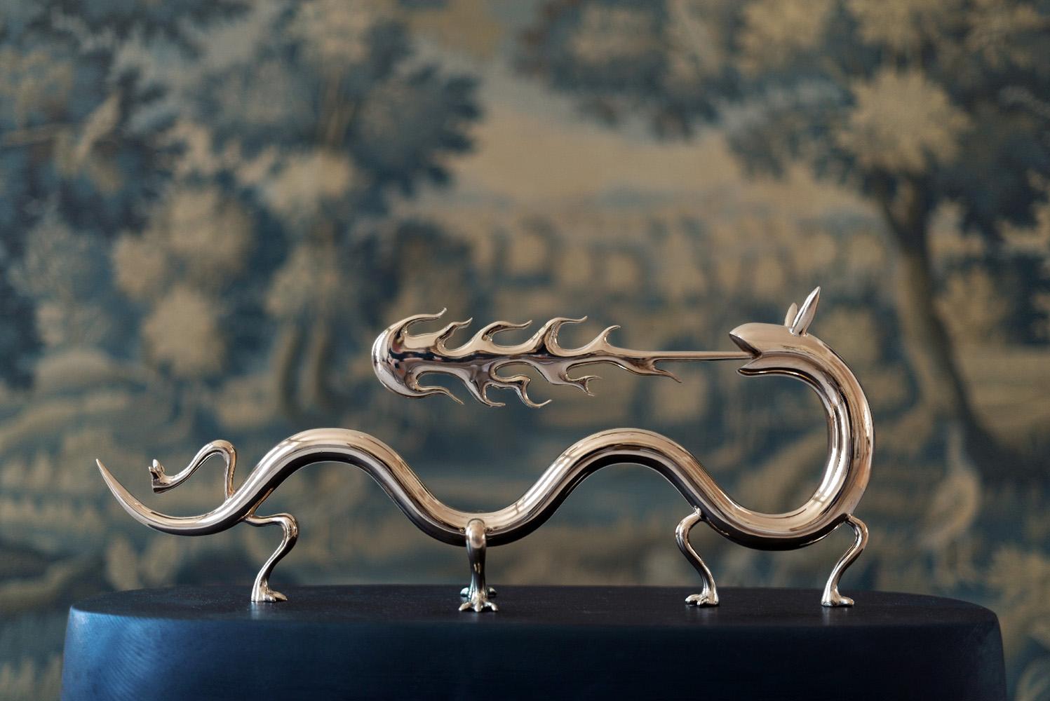 Dragona (Dragonne), sculpture en bronze de Marcelo Martin Burgos, 13 cm × 47 cm × 4 cm (5,1 in × 18,5 in × 1,6 in). Œuvre originale : édition limitée à 8 exemplaires + 4 épreuves d'artiste. Chaque sculpture est accompagnée d'un certificat