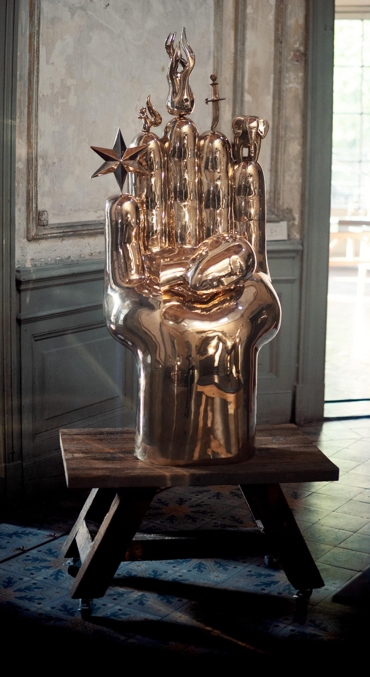 La main de Marcelo Martin Burgos - Sculpture en bronze poli, porte-bonheur symbolique en vente 2