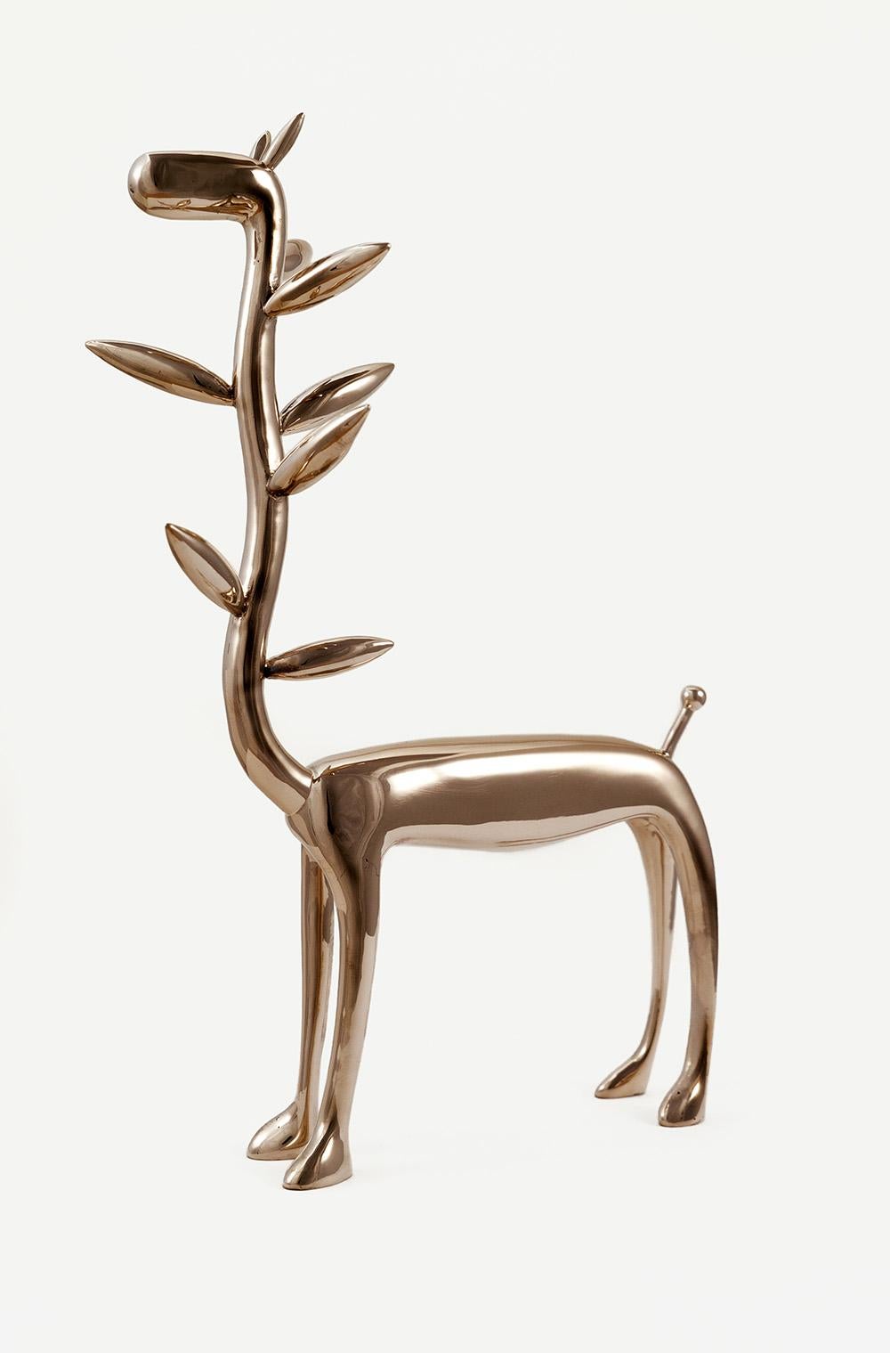Pflanzgefäßiraffe von Marcelo M. Burgos – Skulptur aus polierter Bronze, golden, Giraffen – Sculpture von Marcelo Martin Burgos