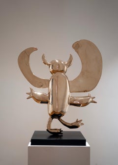 Geflügelter Dämon von Marcelo M. Burgos - Skulptur aus polierter Bronze, Golden