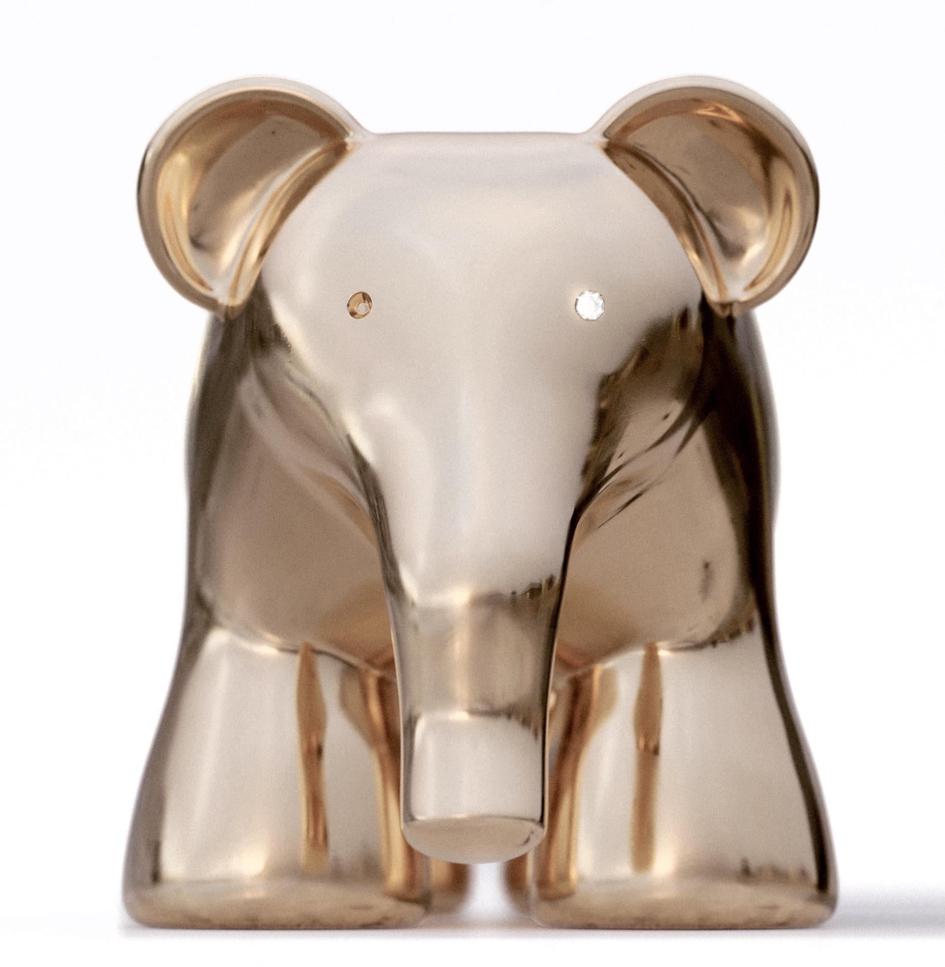 Zō is a bronze sculpture by contemporary Argentinian artist Marcelo Martin Burgos, portraying an abstracted elephant, a reference subtly embedded in its title, which translates to elephant in Japanese. Characterized by a singular, brilliant-cut