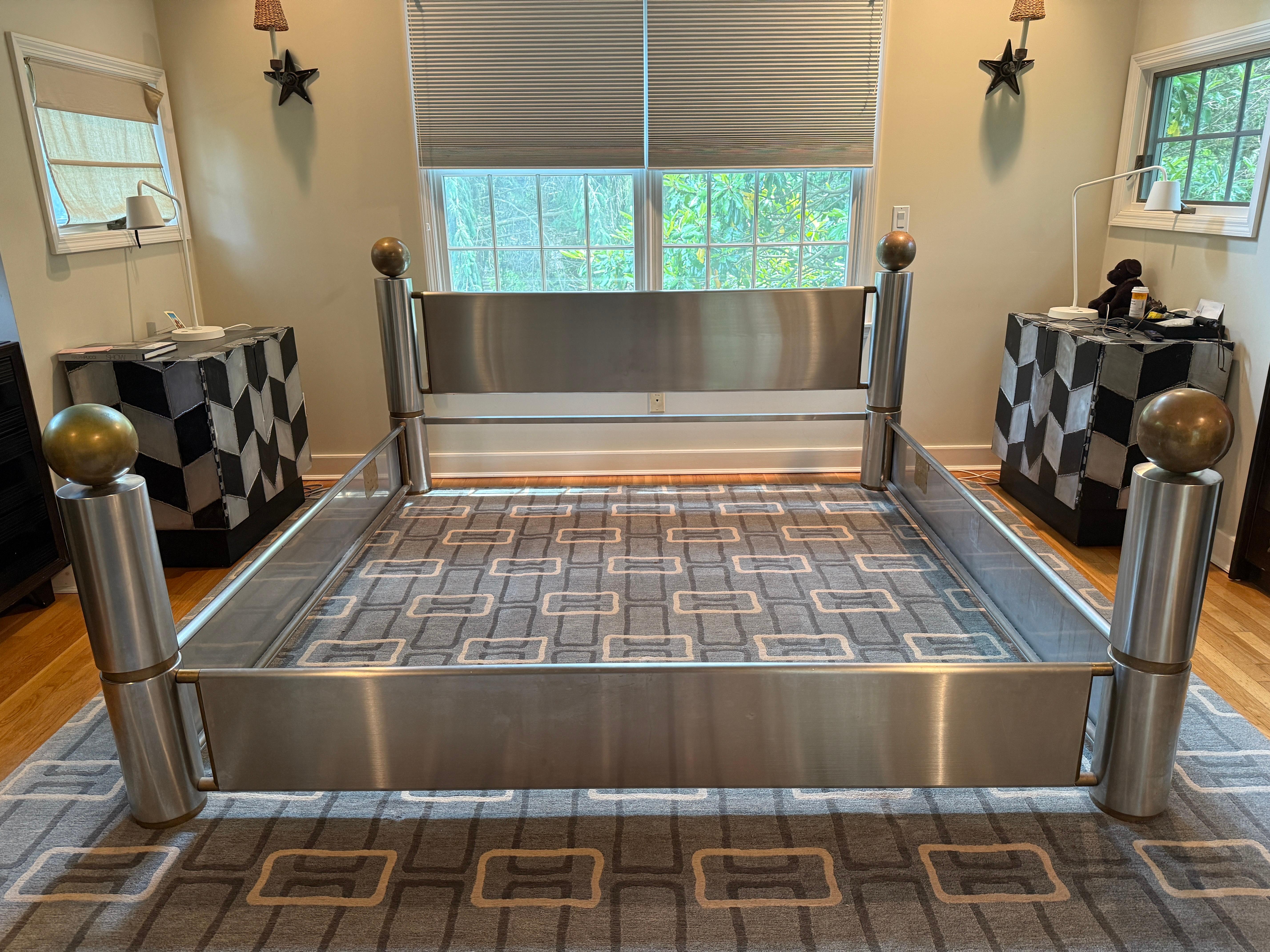 Marcelo Mioni Stainless Steel and Brass KING Bedframe In Good Condition For Sale In North Miami, FL
