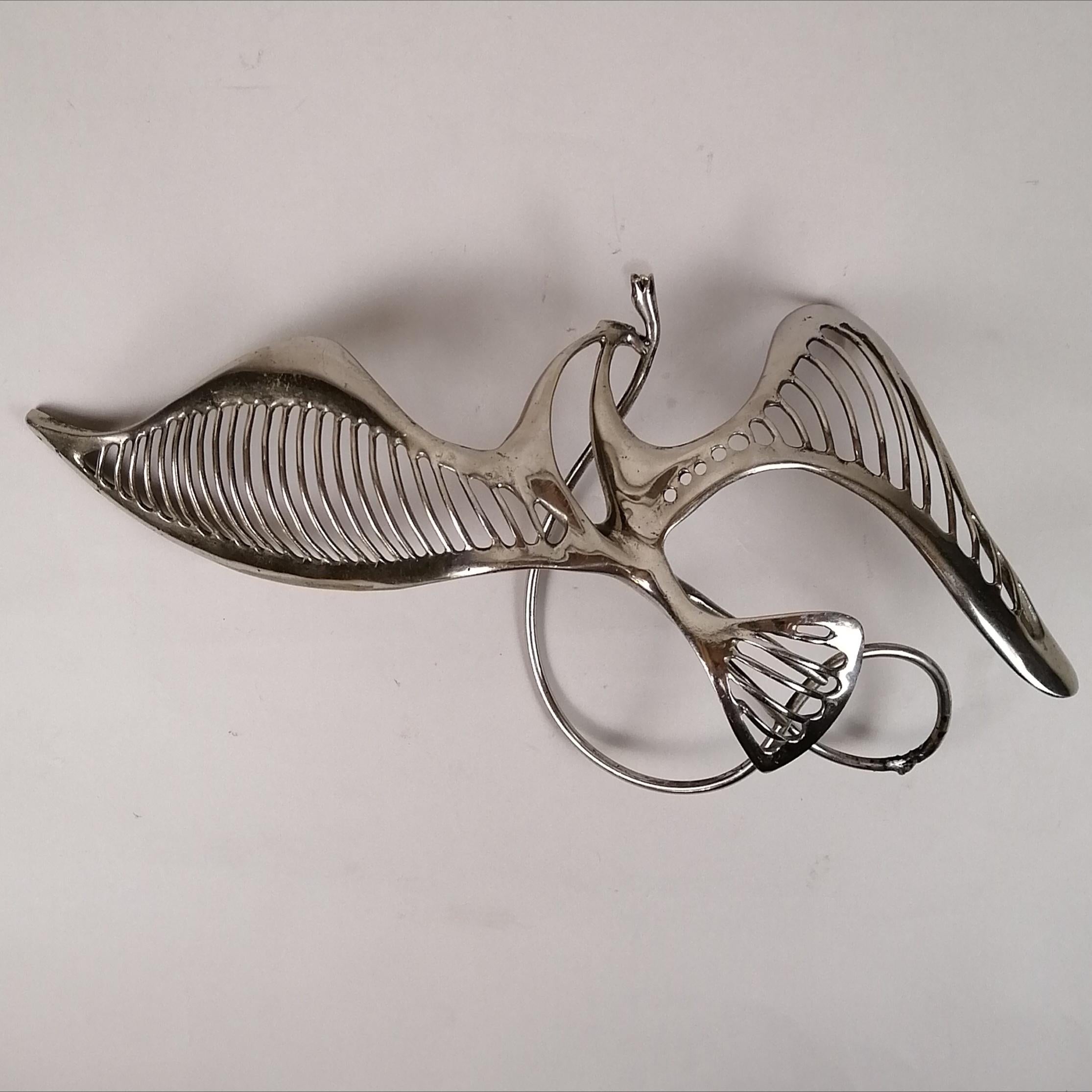 Un'aquila in bronzo placcato dello scultore messicano di origine argentina Marcelo Morandín. L'eterea scultura raffigura il simbolo nazionale e lo stemma del Messico, un'aquila che divora un serpente a sonagli. Questo simbolo ha molti significati