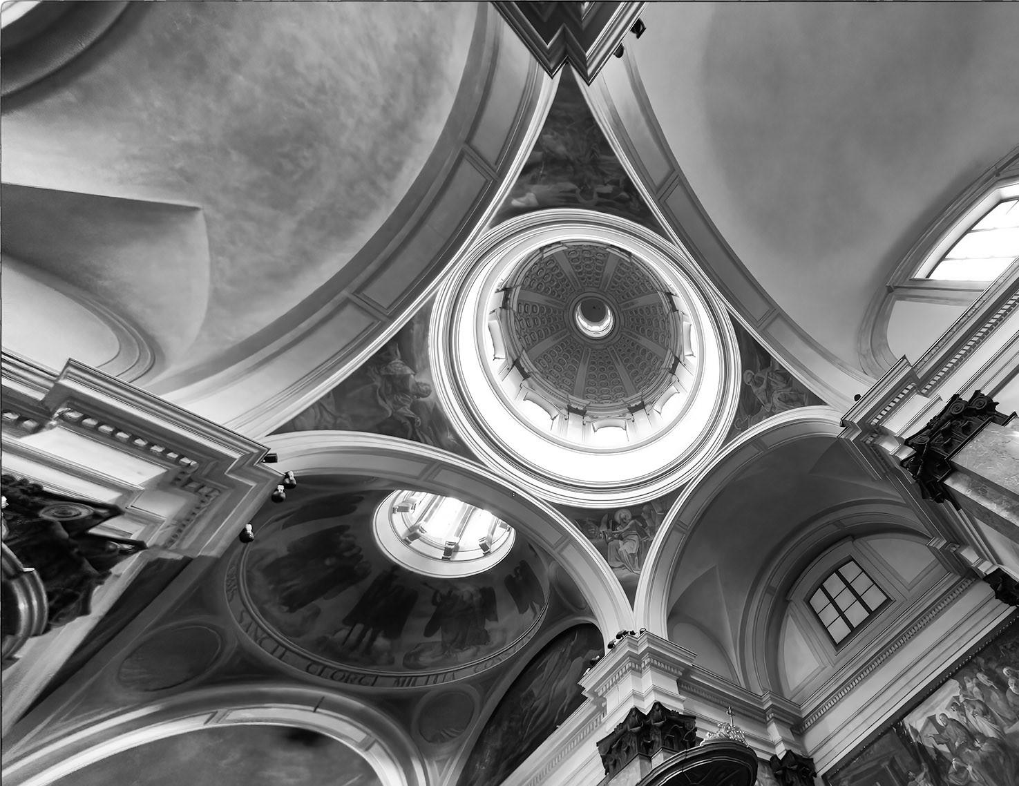 Foto scattata all'interno della chiesa di San Giorgio - Milano (Italia).

Marcelo Soulé (Buenos Aires, 1958) si è formato al Lyceum Artistico e all'Accademia di Brera di Milano. Vive e lavora tra Milano e Barcellona. Ha iniziato la sua carriera nel