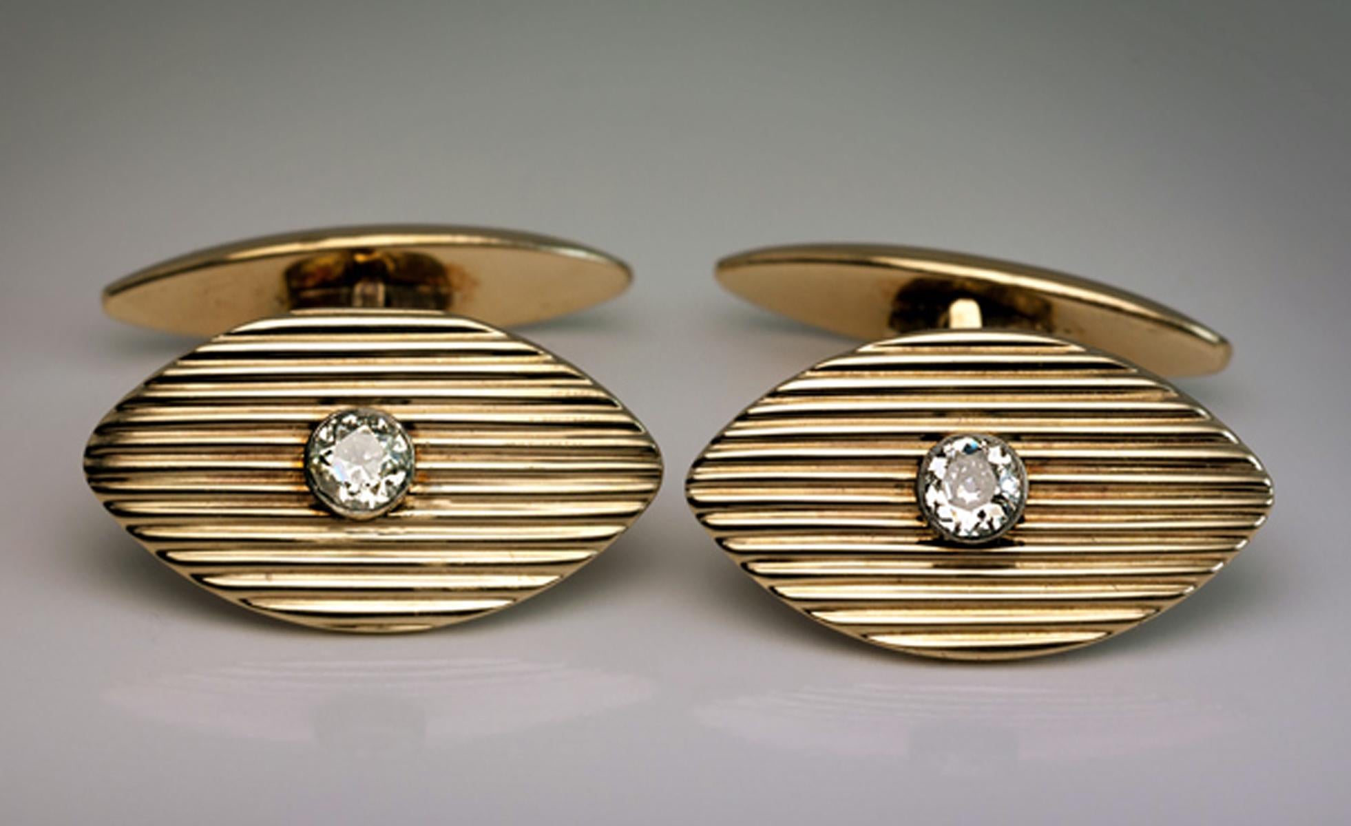 Ein Paar antiker russischer Manschettenknöpfe aus geripptem Gold und Diamanten von Joseph Marshak

Hergestellt in Kiew zwischen 1908 und 1917

Joseph Marshak (1854-1918), einer der Konkurrenten von Faberge, war ein bekannter Juwelier im