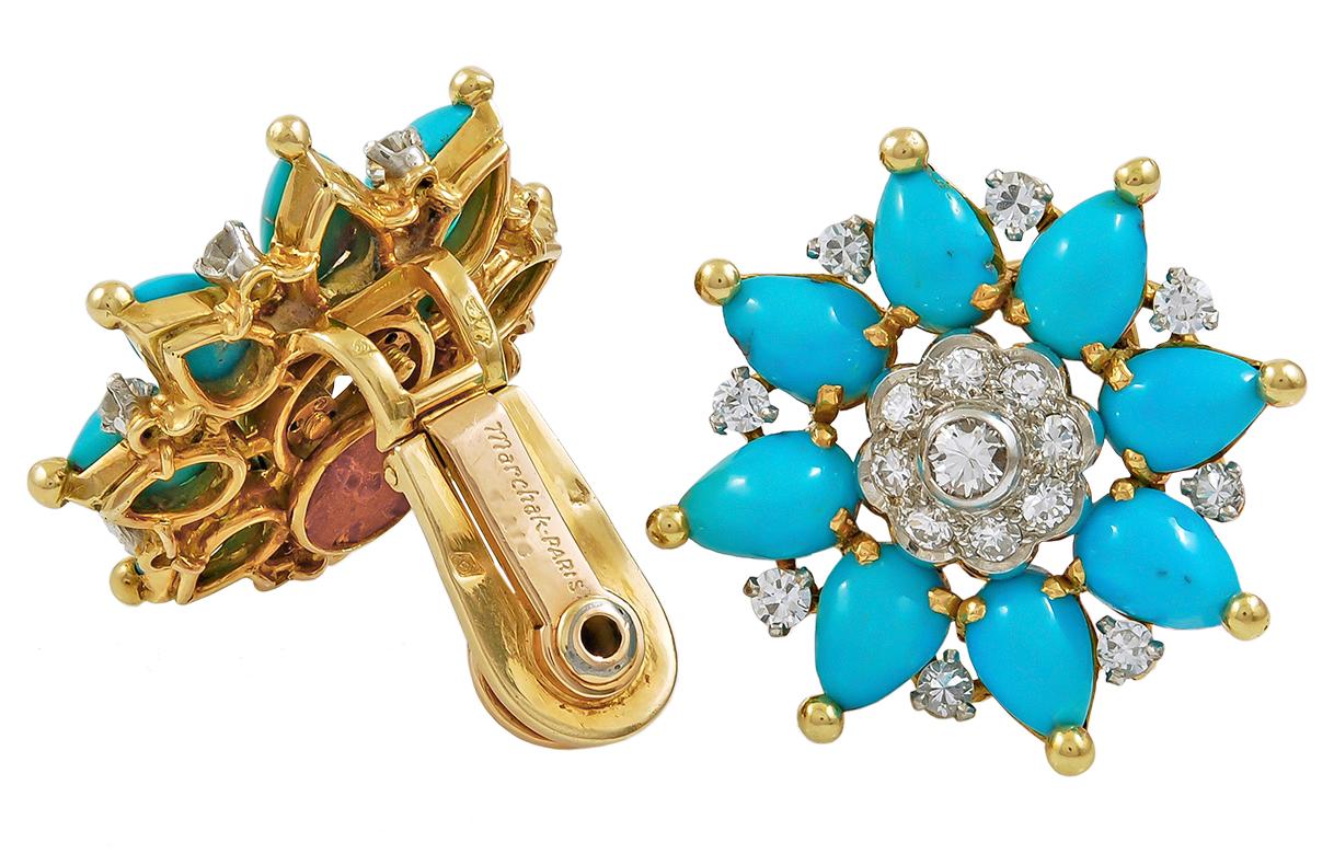 A quintessentially feminine pair of 18k yellow gold earrings comprised as flower heads, each crafted with petal-shaped turquoise surrounding a cluster of luminous brilliant-cut diamonds.
Signed Marchak.
Made in Paris