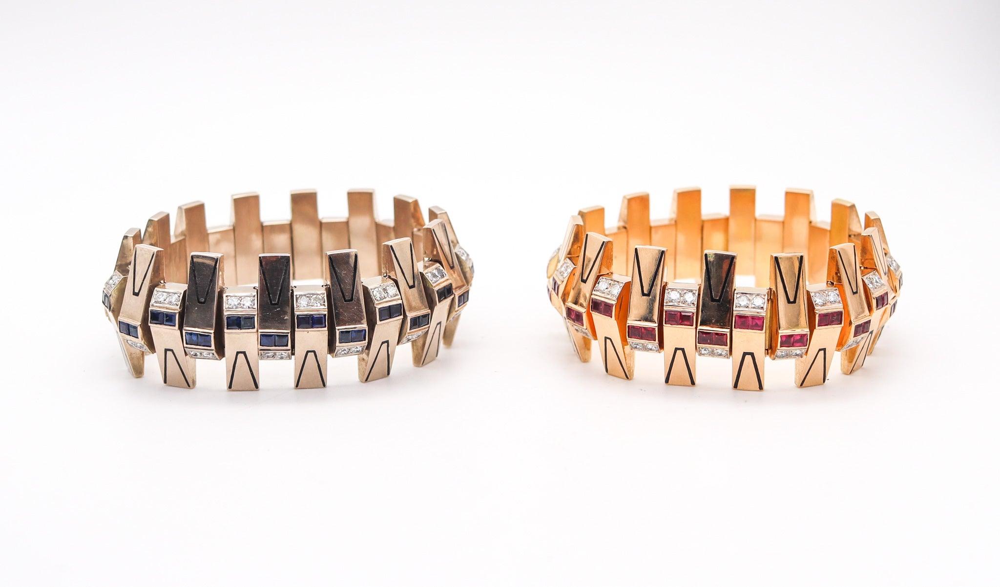 Coppia di bracciali disegnati da Marchak Paris.

Si tratta di un favoloso paio di bracciali geometrici art-deco creati a Parigi in Francia dalla casa di gioielli Marchak, nel 1935. La splendida coppia di bracciali è stata realizzata in due tonalità