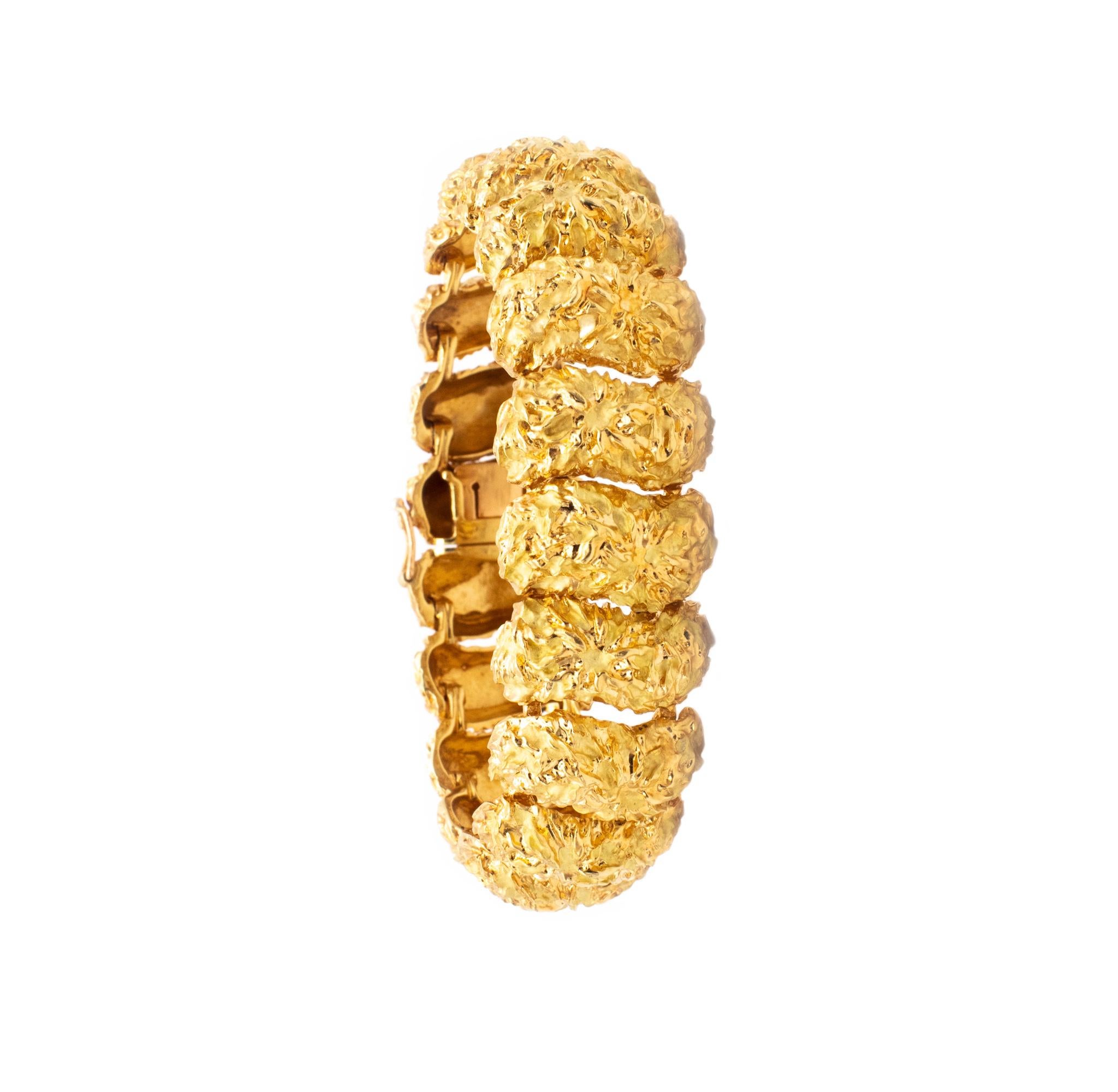 Bracelet texturé conçu par Marchak Paris.

Un bel exemple de la joaillerie française de la période du milieu du siècle. Ce bracelet a été fabriqué, vers les années 1960, en or jaune massif de 18 carats, avec des surfaces très texturées. Le design