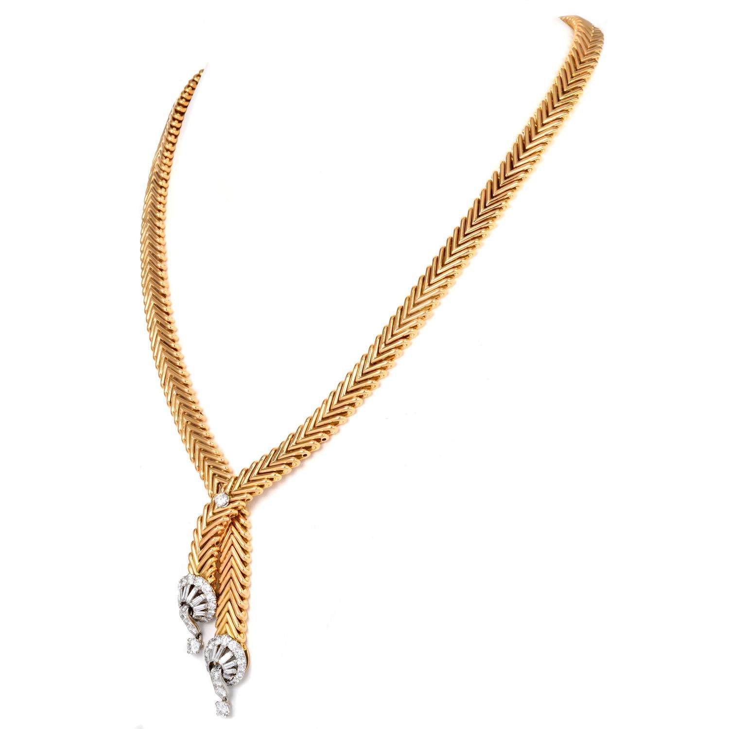 Vom Haus Marchak mit Liebe. Diese meisterhafte Lariat-Halskette besteht aus einem breiten V-Glied, das meisterhaft aus massivem 18-karätigem Gelbgold des bekannten französischen Herstellers Marchak Paris gefertigt wurde.
Mit seiner langen,