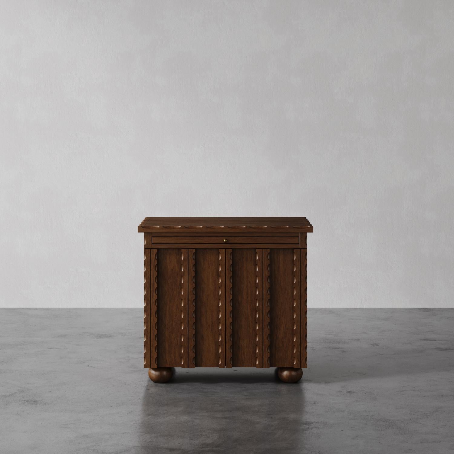 Nachttisch „Marchand“ aus Nussbaumholz mit Wellenschliff von Christiane Lemieux im Zustand „Neu“ im Angebot in New York, NY