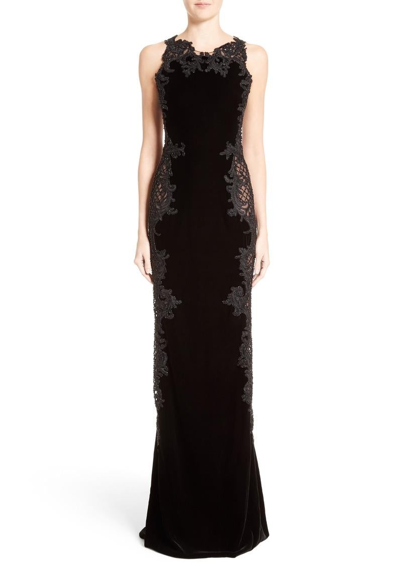 Marchesa Vestido de terciopelo negro inspirado en los pergaminos barrocos Vestido de tul bordado
Un look clásico y moderno a la vez, elegante y vanguardista: un vestido columna de terciopelo negro que adquiere un encanto extravagante con paneles de