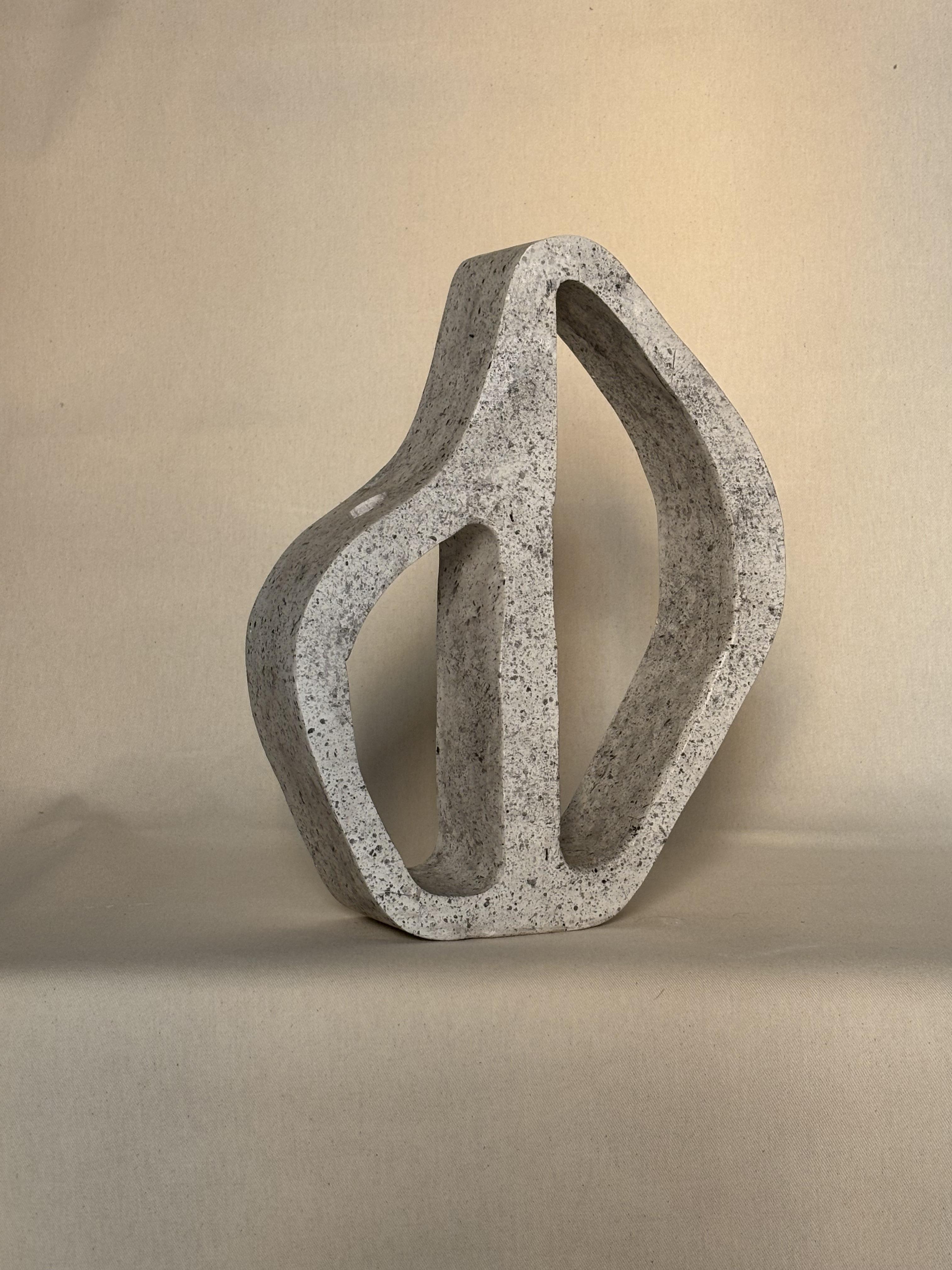 Vaso grigio Marchesa di Erica Zanella
Dimensioni: D 7 x L 26 x H 33 cm. 
Materiali: Gesso.

Marchesa presenta una silhouette organica e minimalista, caratterizzata da curve irregolari e forme fluide. Anche se asimmetrico, il design mantiene un