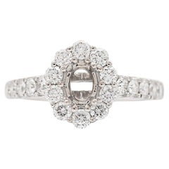 Marchesa Anillo de compromiso de oro blanco de 18 quilates con halo de diamantes ovalado semimontado para mujer