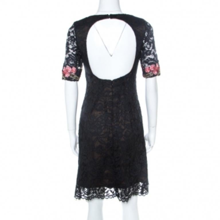 No puedes equivocarte con un vestido impresionante como éste de Marchesa. Sencillo pero con estilo, este atuendo negro te regalará una moda elegante. Lleva una superposición de encaje, apliques florales y un detalle sin espalda.