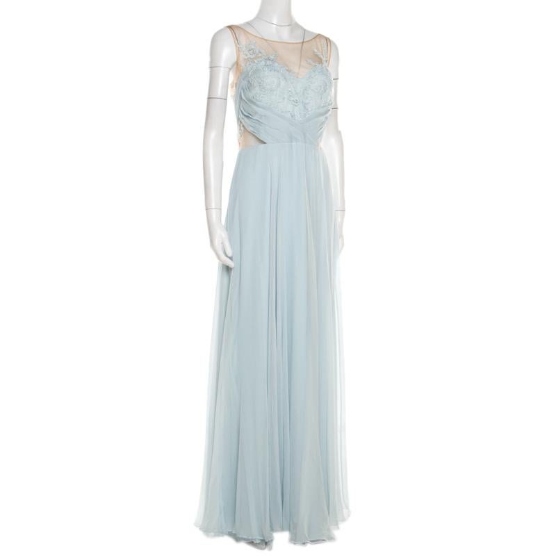 Dieses Kleid von Marchesa Notte besticht durch seinen Reiz und seine Form. Es wurde sorgfältig aus blauer Seide geschneidert und mit Stickereien und transparenten Einsätzen verziert. Eine geschnürte Taille und ein bodenlanger Saum machen das Kleid