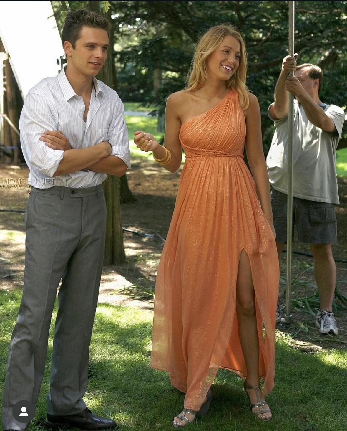 Ein ätherisches Abendkleid mit einer Schulter von Marchesa Notte in einem leuchtenden Lachs-Orange, das von Blake Lively als Serena van der Woodsen zum Polospiel im Auftakt der dritten Staffel von Gossip Girl, 
