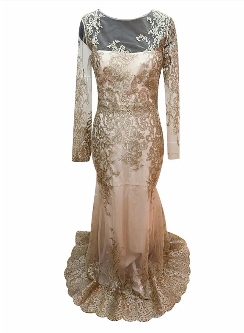 MARCHESA NOTTE



Golden lace trellises this Notte by Marchesa gown, providing opulence on featherweight chiffon
Chiffon gown by Notte by Marchesa overlaid with metallic lace.
Strapless illusion neckline
Long sleeves
Mermaid silhouette
Exposed back