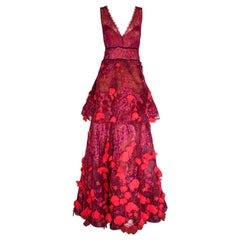 Robe rose Marchesa Notte avec appliques de fleurs à travers