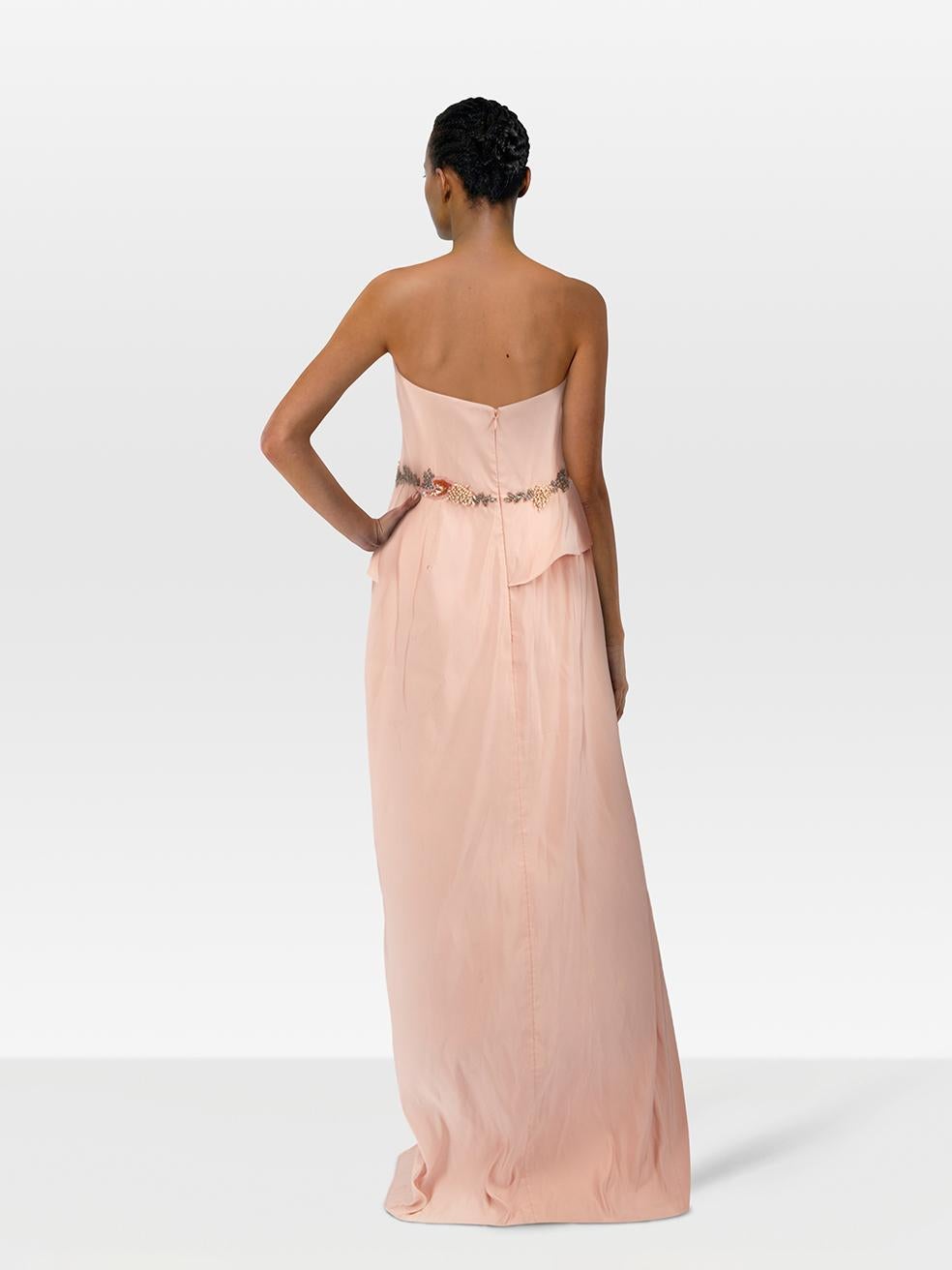 CONDIT ist sehr gut. Das Kleid weist nur minimale Gebrauchsspuren auf. Minimale Abnutzungserscheinungen auf der Vorderseite, der Vorderseite des Faltenwurfs und der Rückseite, wo Verfärbungen auf diesem gebrauchten Marchesa Notte Designer Resale