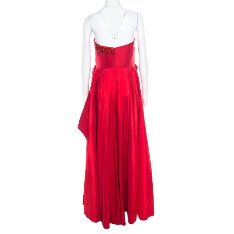 This Marchesa Notte gown is magnificent in appeal and shape, carefully structured using red fabric and detailed with a large bow and trims of embellishments. A strapless sweetheart design and a floor-length hem make the gown ready to be