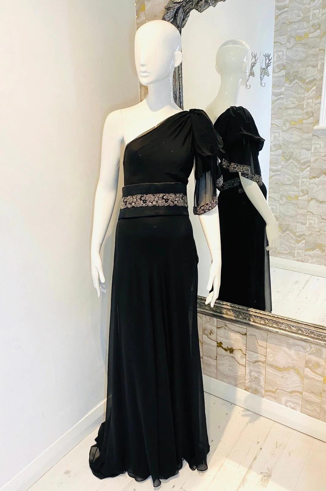 Marchesa Silk & Crystal Gown

Stunning black one shoulder gown in silk. Embellished with a removable crystal belt and one shoulder trimmed to match.

Additional information:
Size – 8US=12UK
Composition - Silk
Condition – Very Good (A few pulls)