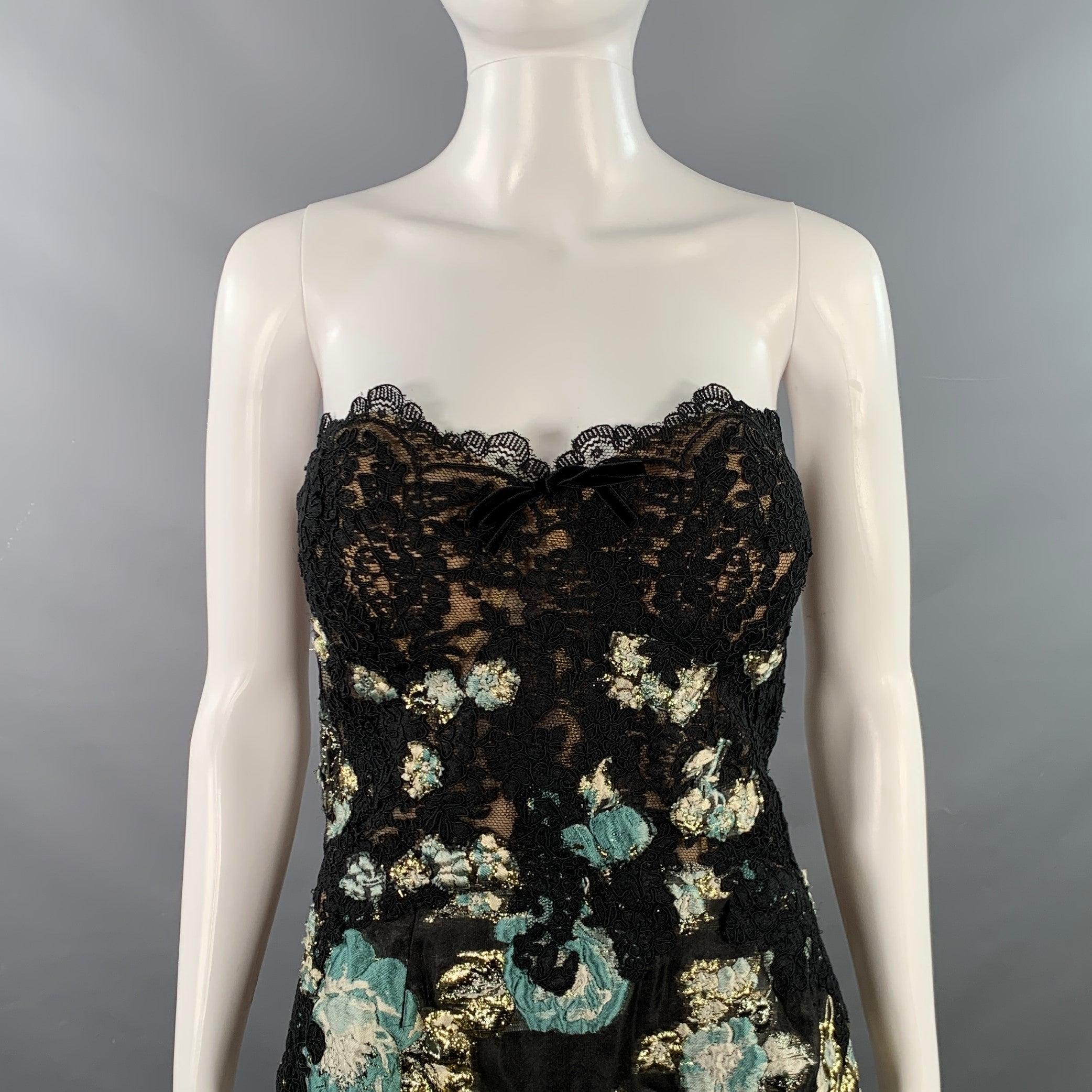MARCHESA Abendkleid aus schwarzem, salbeigrünem und goldfarbenem Polyester-Jacquard mit abstraktem Blumenmuster, trägerlosem Modell mit herzförmigem Ausschnitt und Spitzendetails, schwarzer Samtschleife am Rücken mit Büste und unsichtbarem