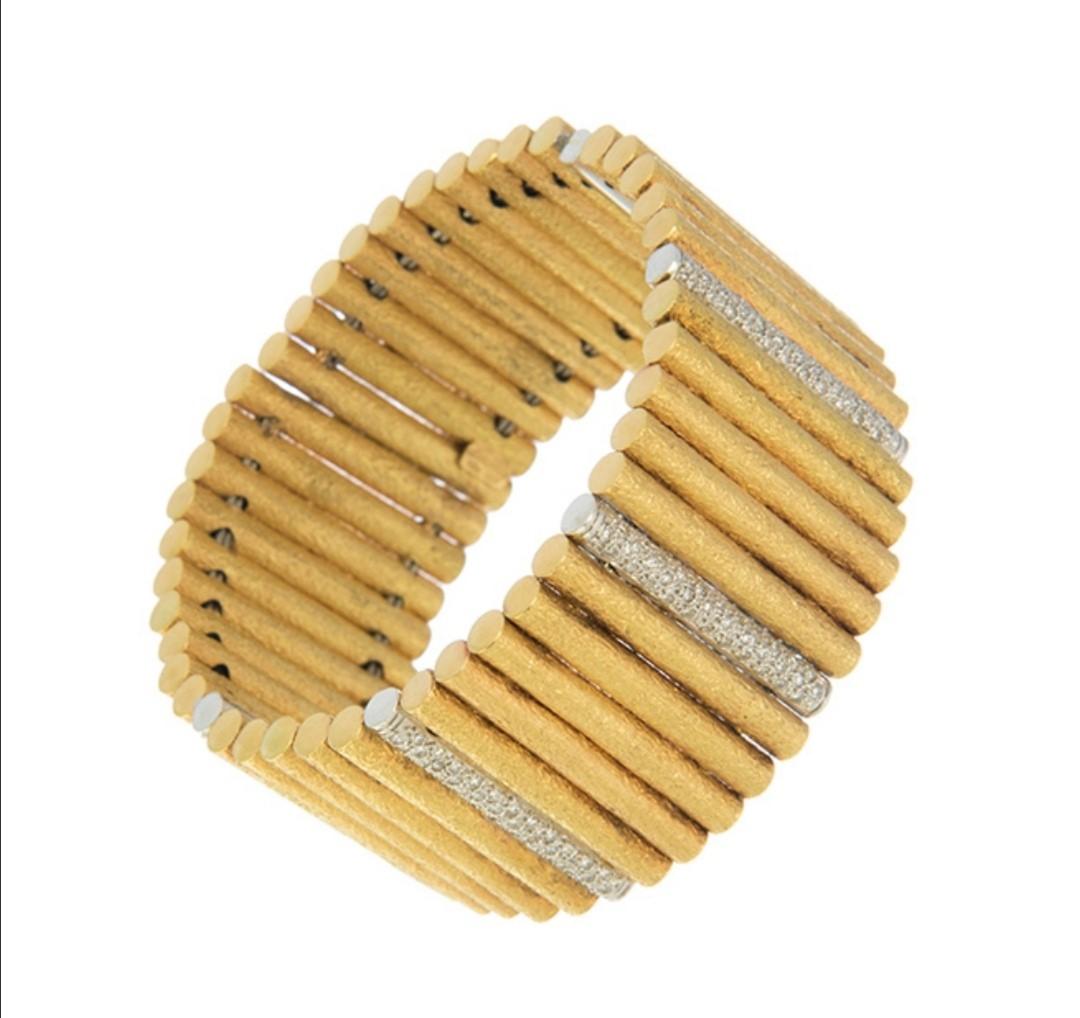 Rigid yellow and white textured gold bracelet from Marchisio with 1.05 carats of diamonds (H- VS1).
With the punches of the house. Excellent jewelry work. A clear example of Italian luxury and design.