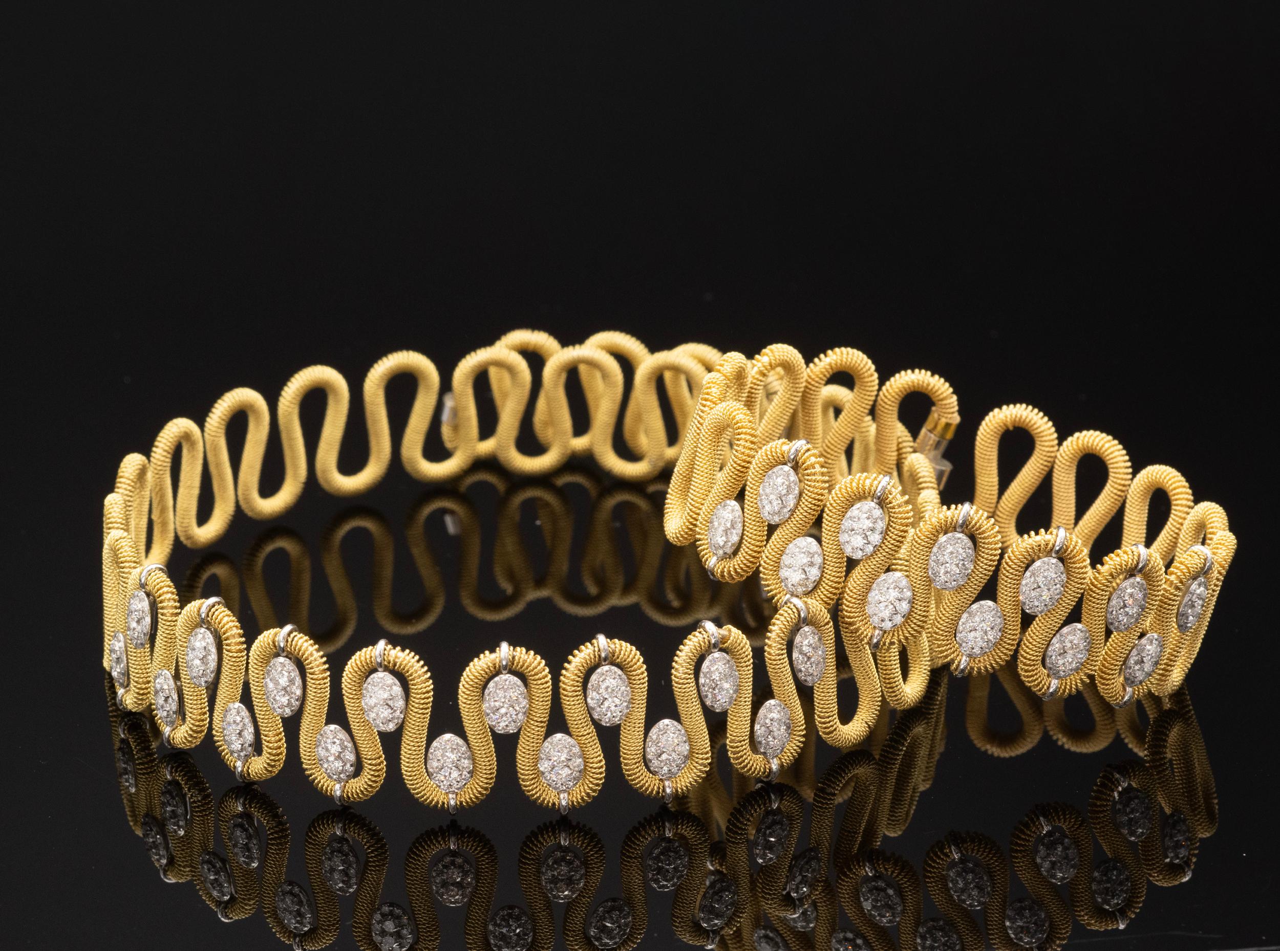 Marchisio 18K Italienisches zweifarbiges Manschettenarmband aus Gold mit Diamanten im Angebot 1